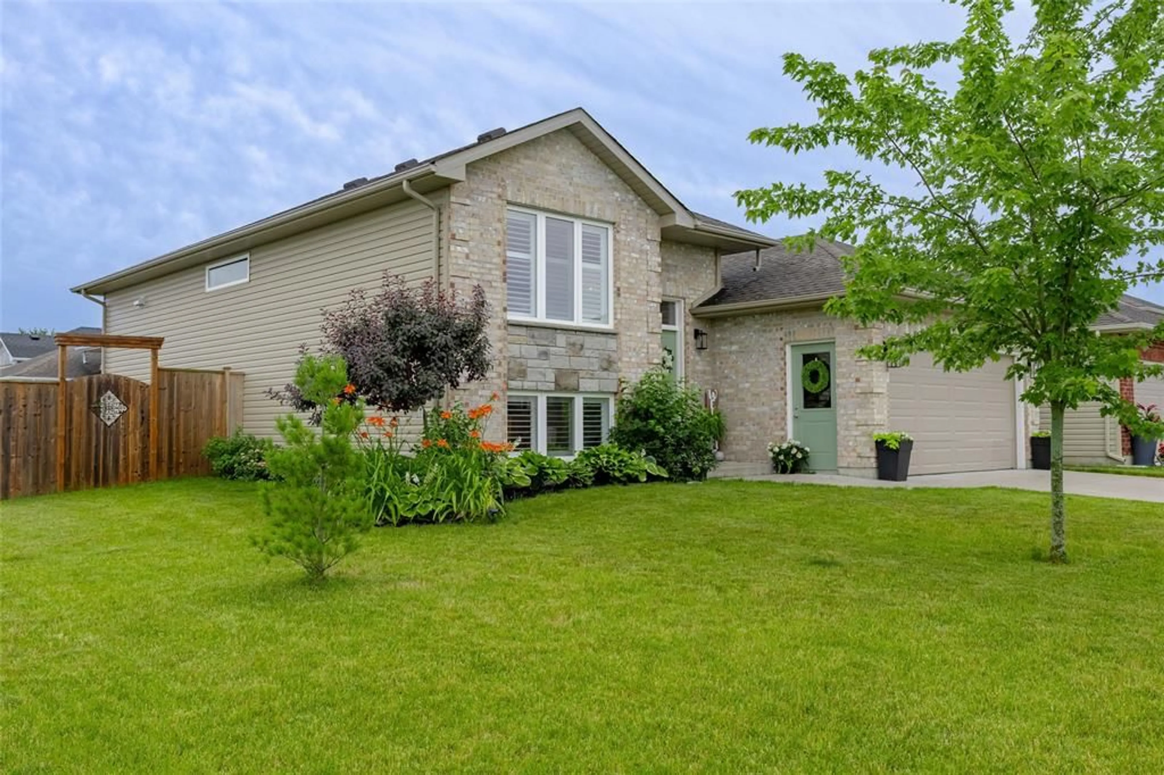 Frontside or backside of a home for 4052 APPLEWOOD Dr, Petrolia Ontario N0N 1R0