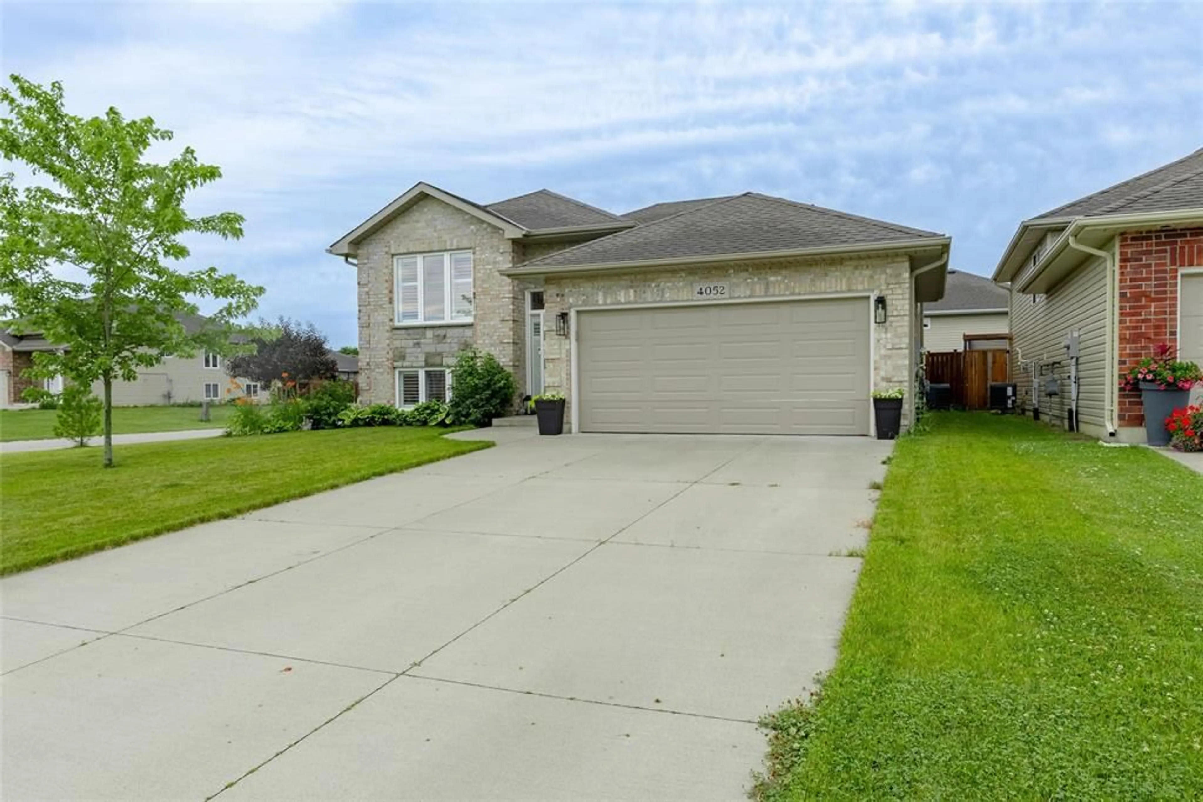 Frontside or backside of a home for 4052 APPLEWOOD Dr, Petrolia Ontario N0N 1R0