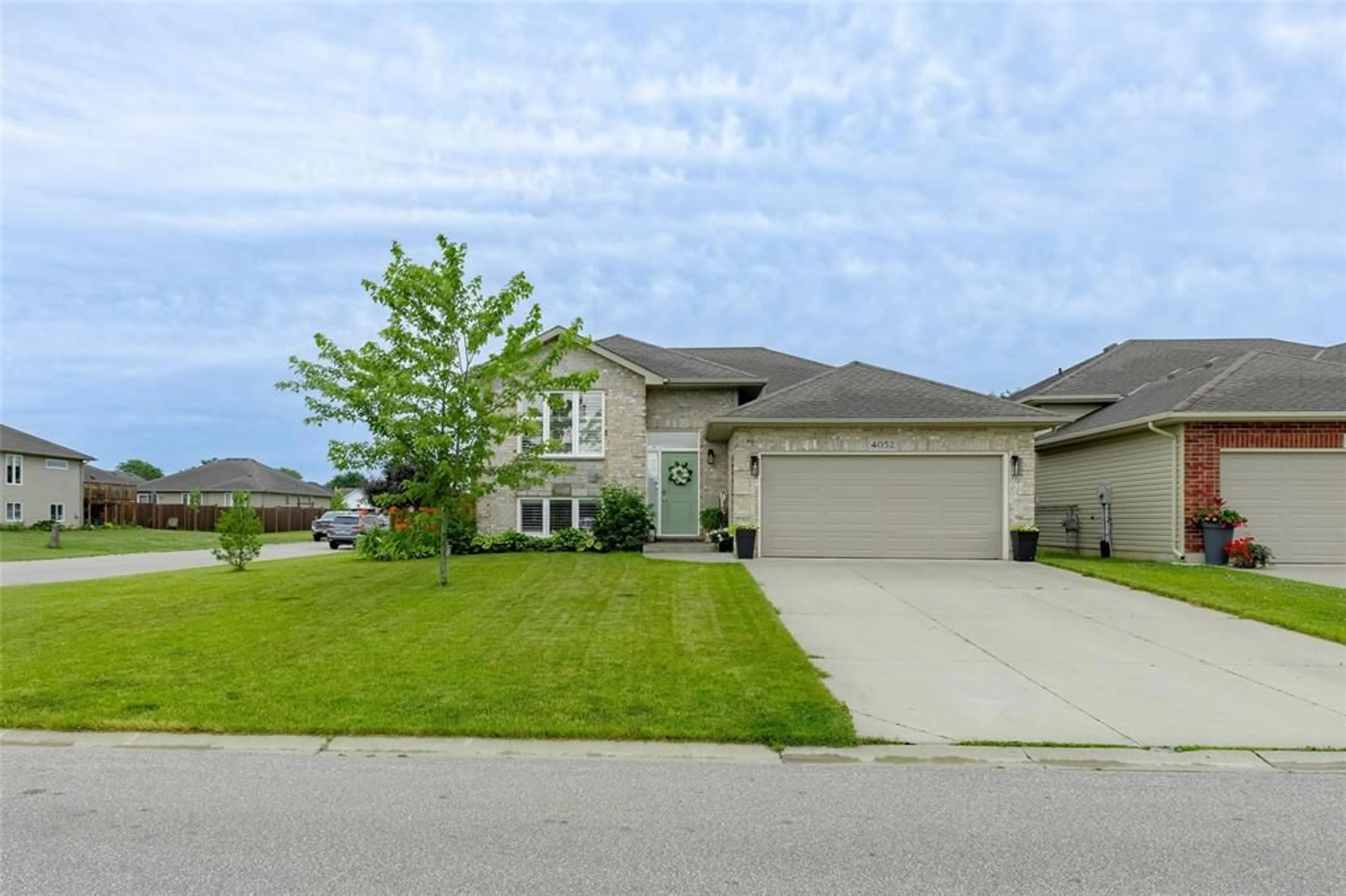 Frontside or backside of a home, the street view for 4052 APPLEWOOD Dr, Petrolia Ontario N0N 1R0