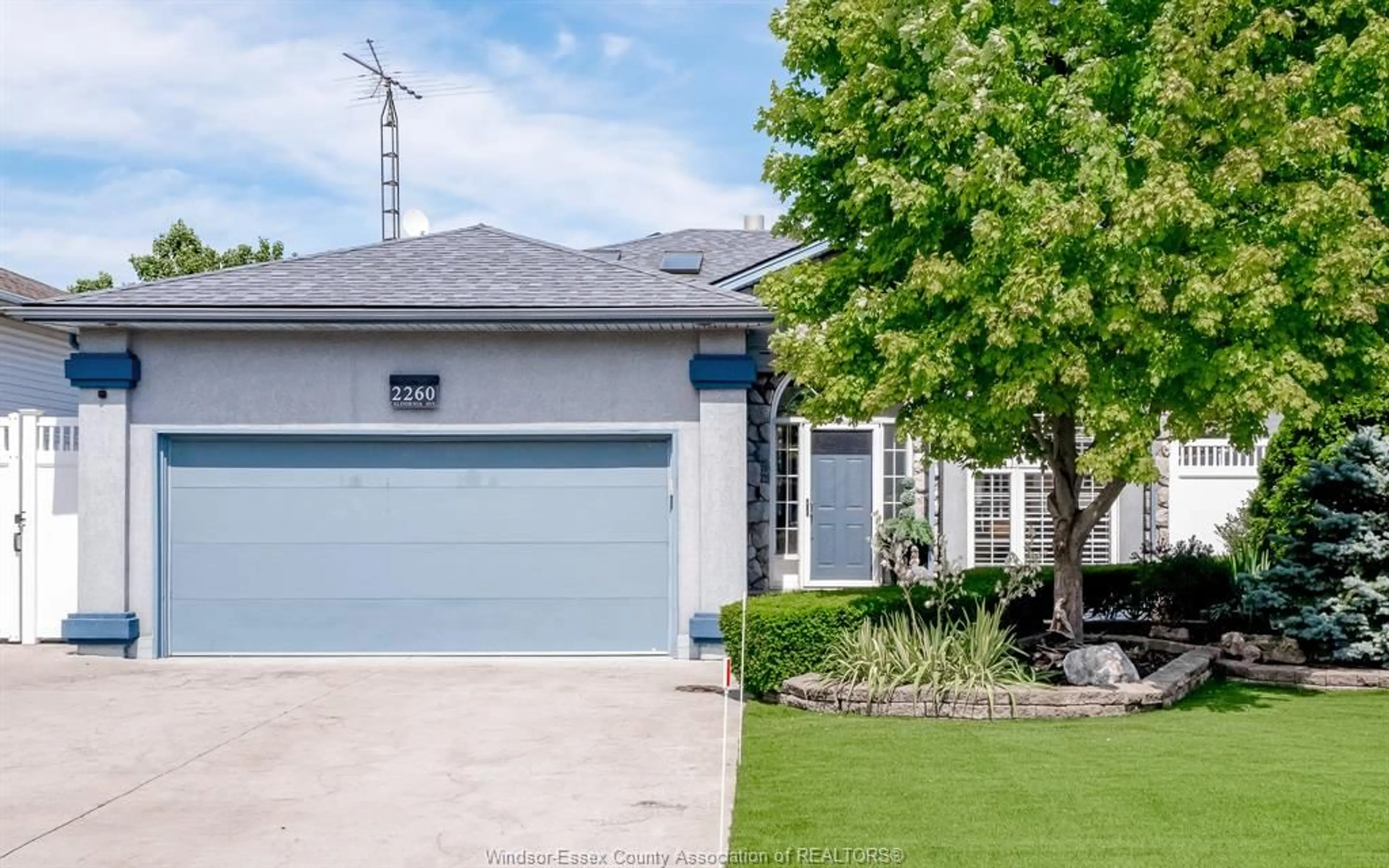 Frontside or backside of a home for 2260 California, Windsor Ontario N9B3V5