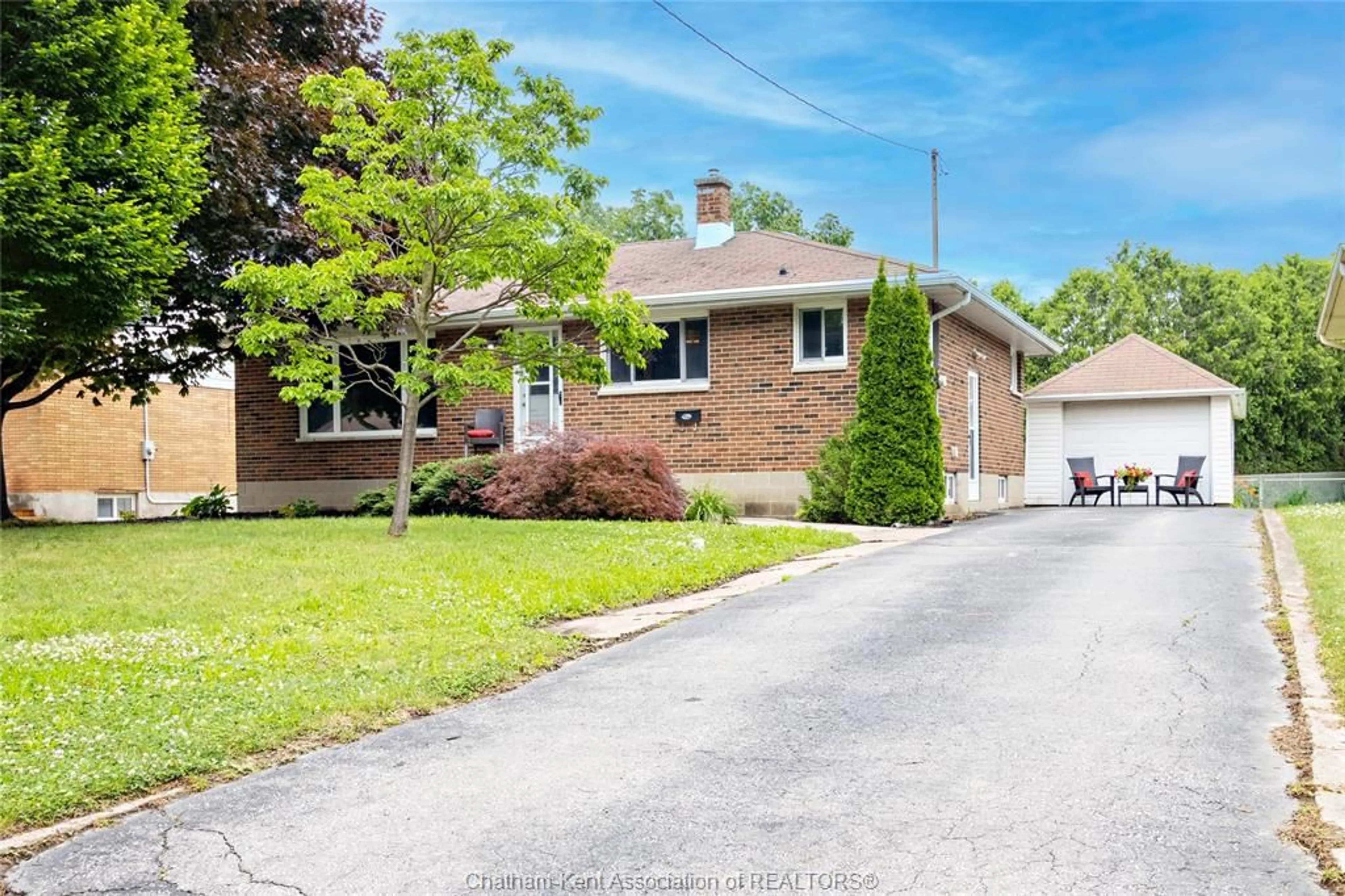 Frontside or backside of a home for 27 PETER St, Chatham Ontario N7M 5B2