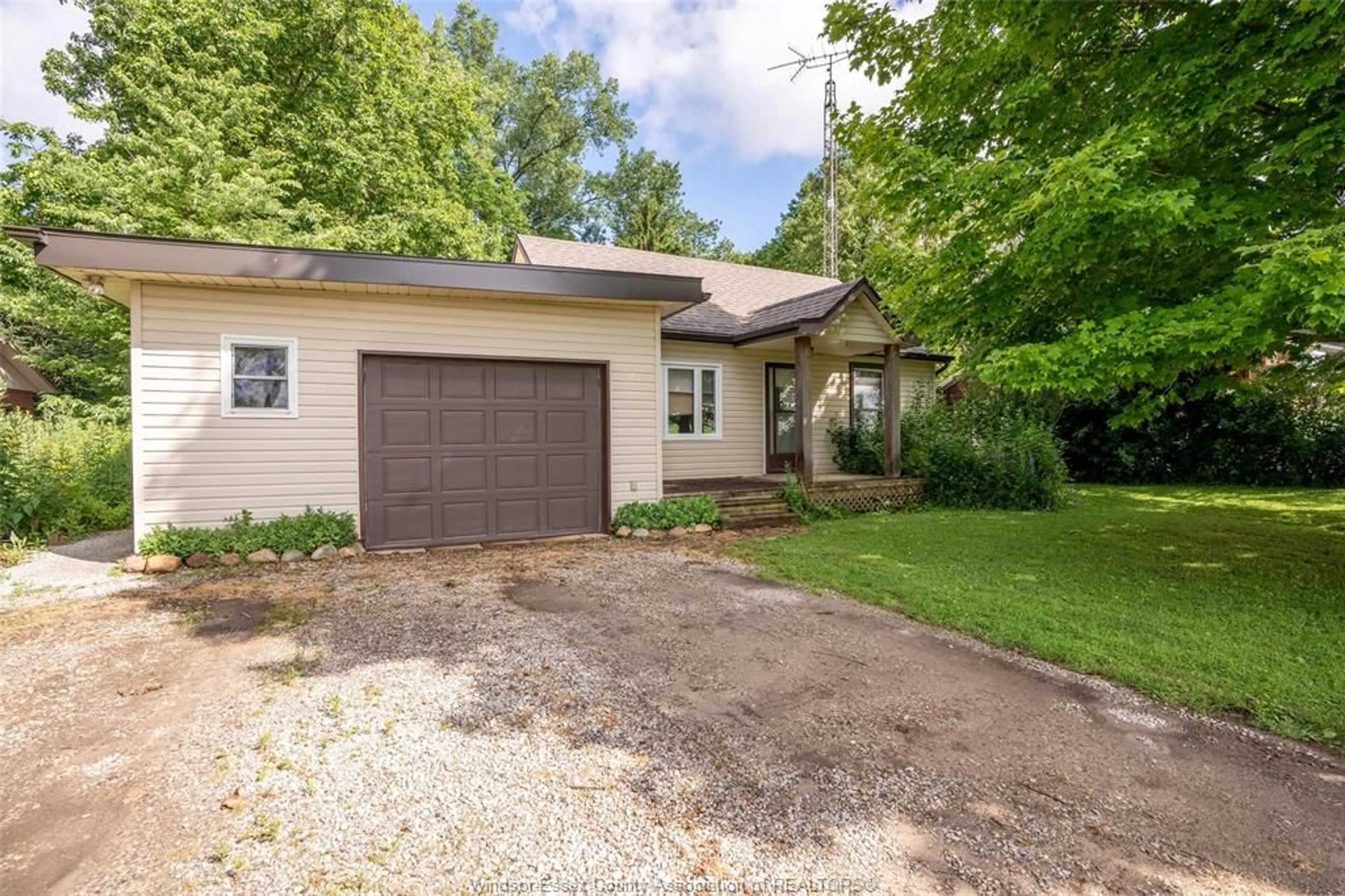 Frontside or backside of a home for 8993 INDIAN CREEK Rd, Chatham Ontario N7M 5J3