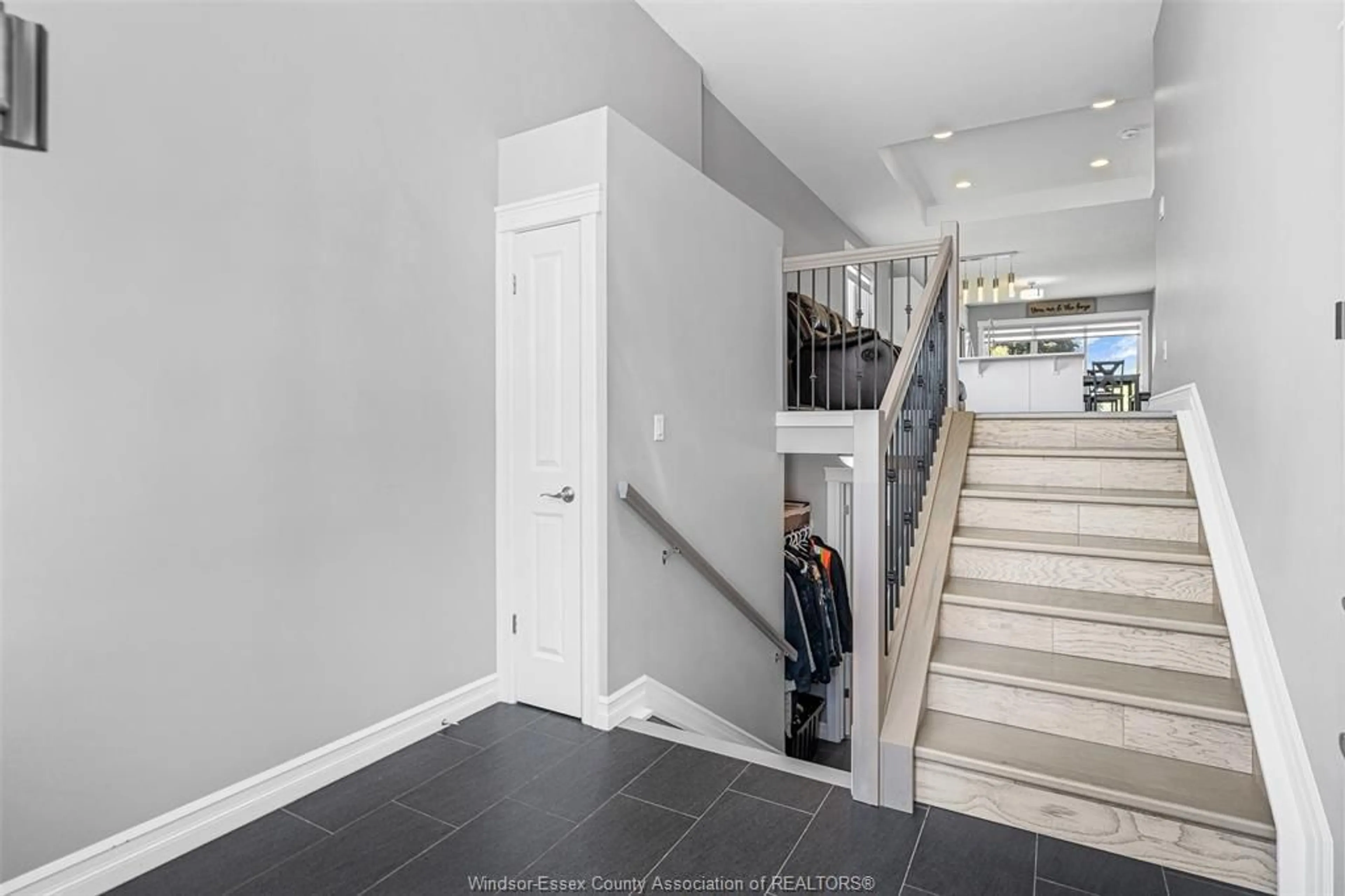 Indoor entryway for 2 SHAW Dr, Amherstburg Ontario N9V 0B1