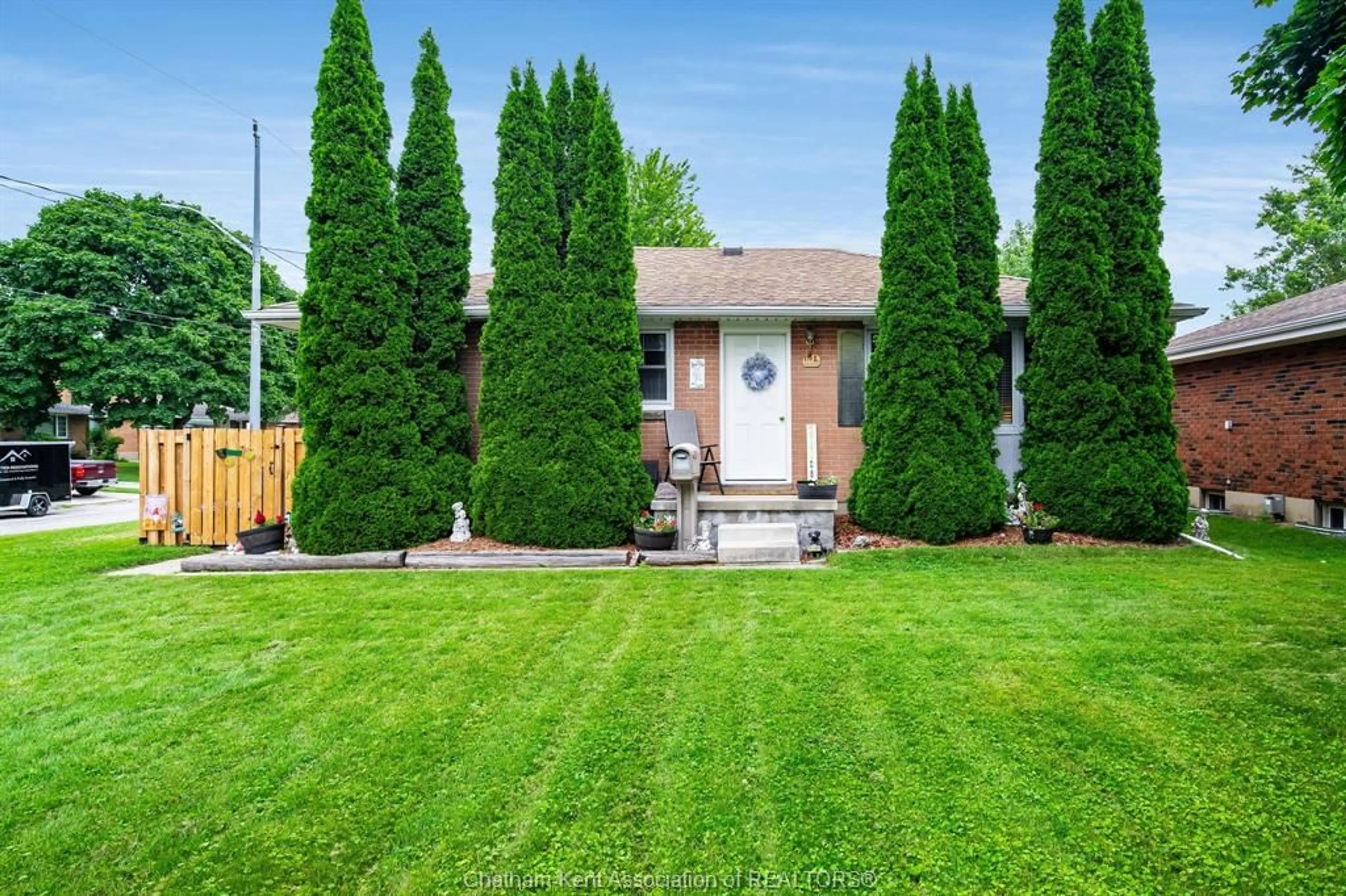 Frontside or backside of a home for 119 John St, Chatham Ontario N7M 5B9