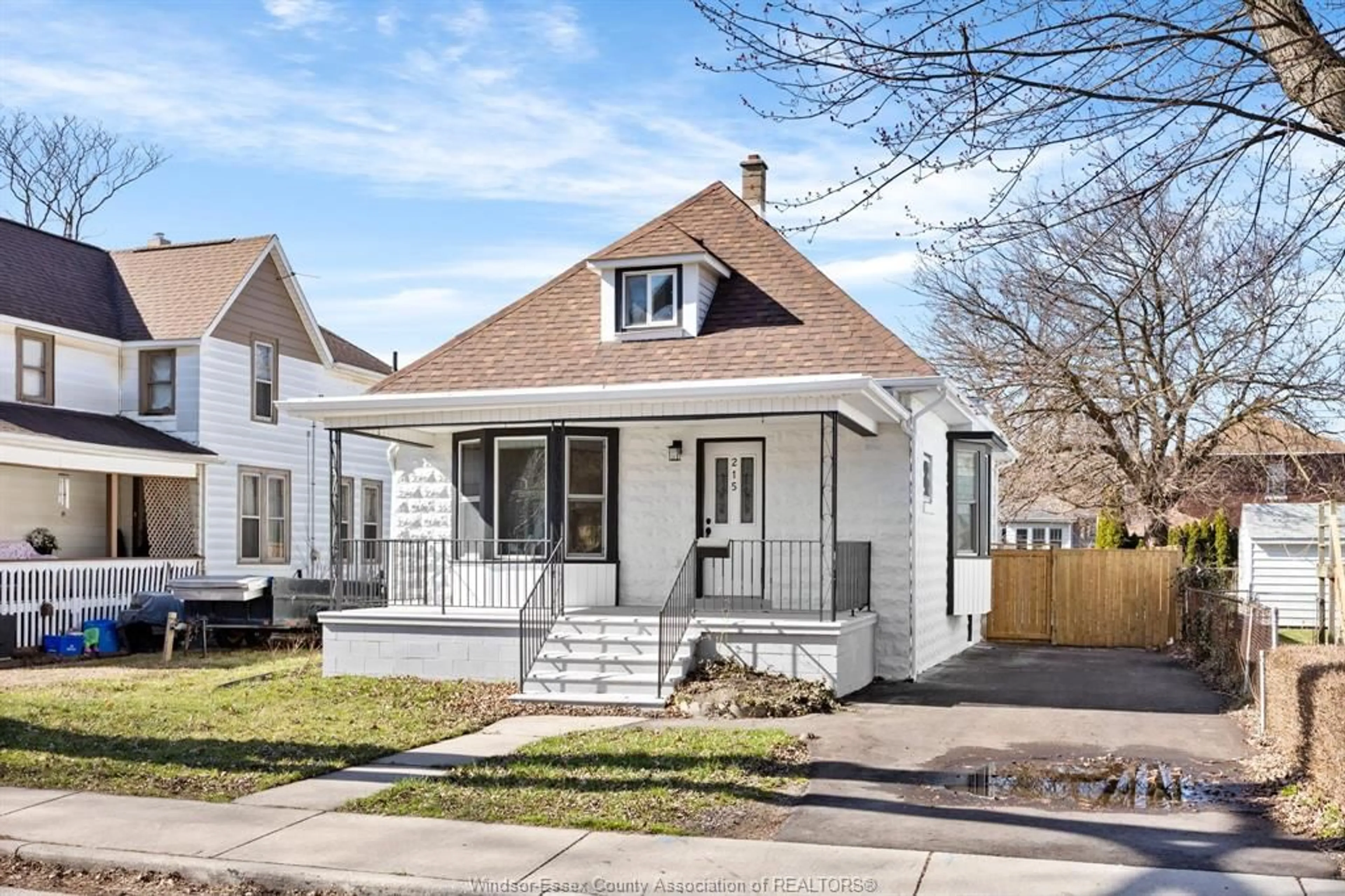 Frontside or backside of a home for 215 CURRY Ave, Windsor Ontario N9B 2B4