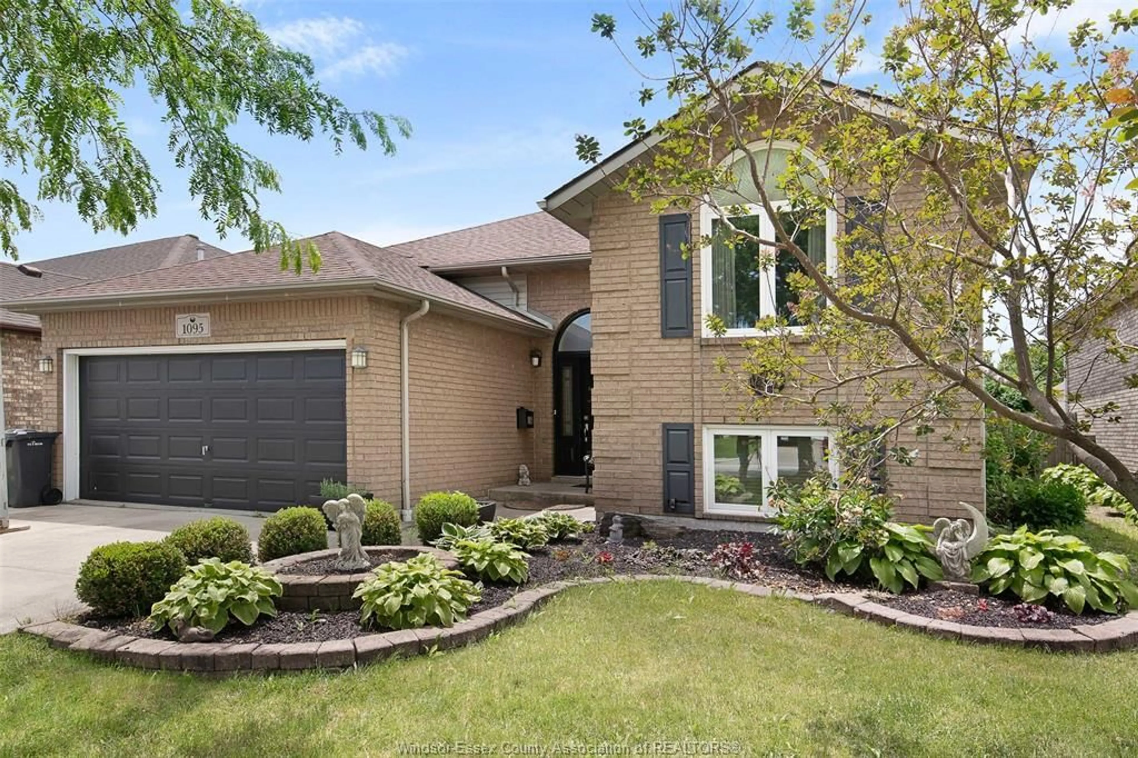 Home with brick exterior material for 1095 Greenpark Blvd, Windsor Ontario N8P 1J4