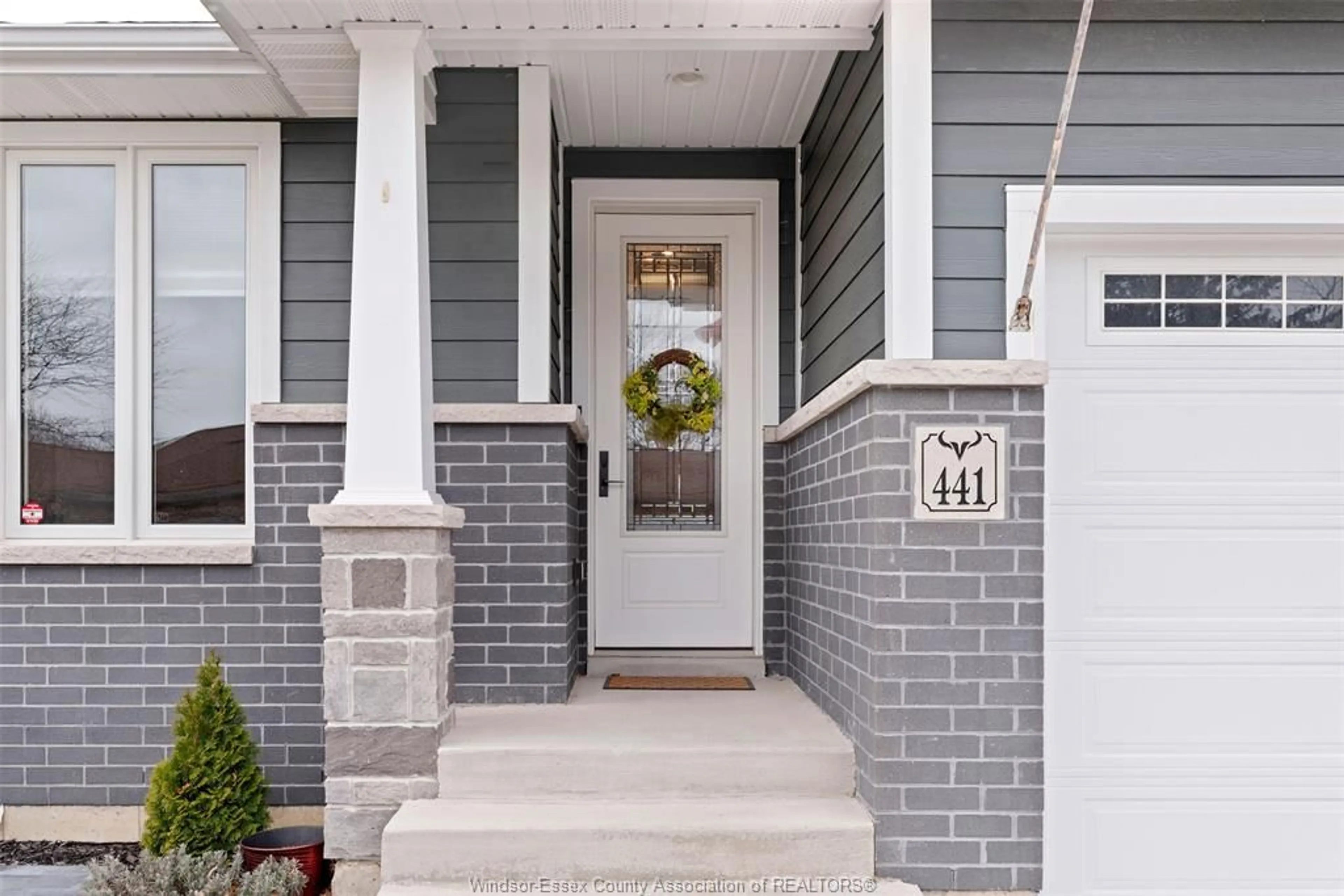 Indoor entryway for 441 MARTINIQUE, Windsor Ontario N8P 0E7