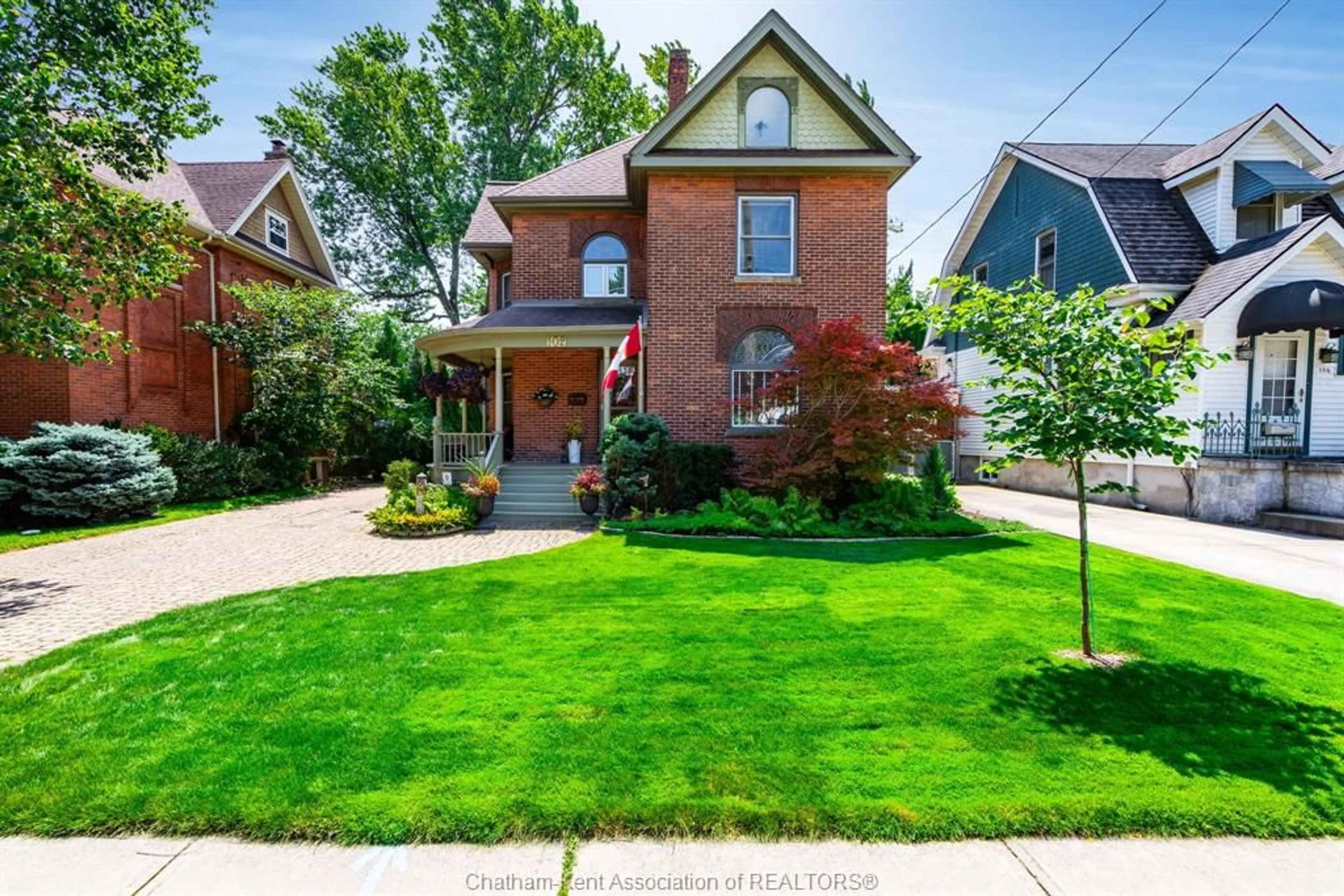 Frontside or backside of a home for 102 Cross St, Chatham Ontario N7M 1K8