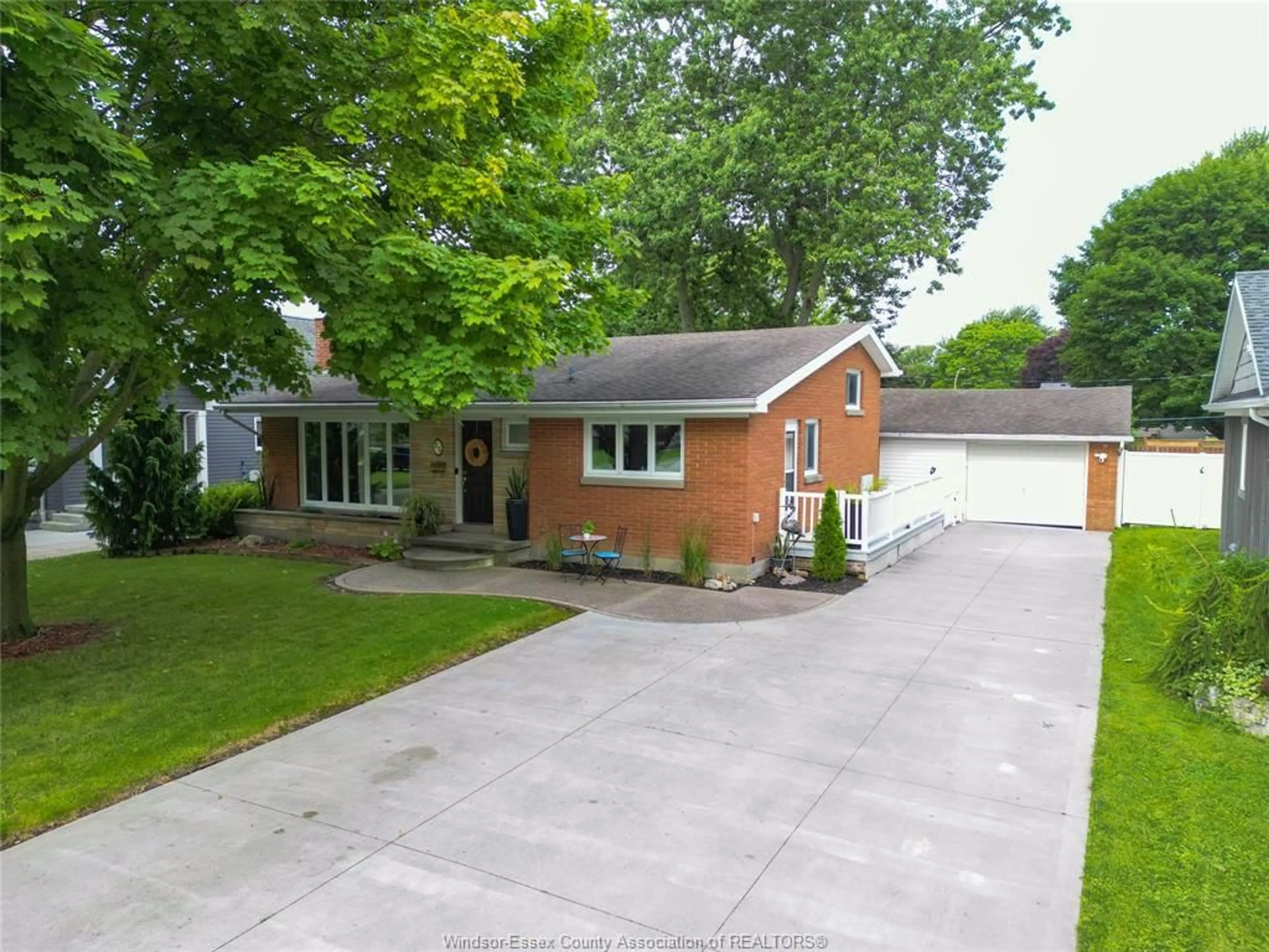 Frontside or backside of a home for 23 CHESTNUT Dr, Wallaceburg Ontario N8A 3M3