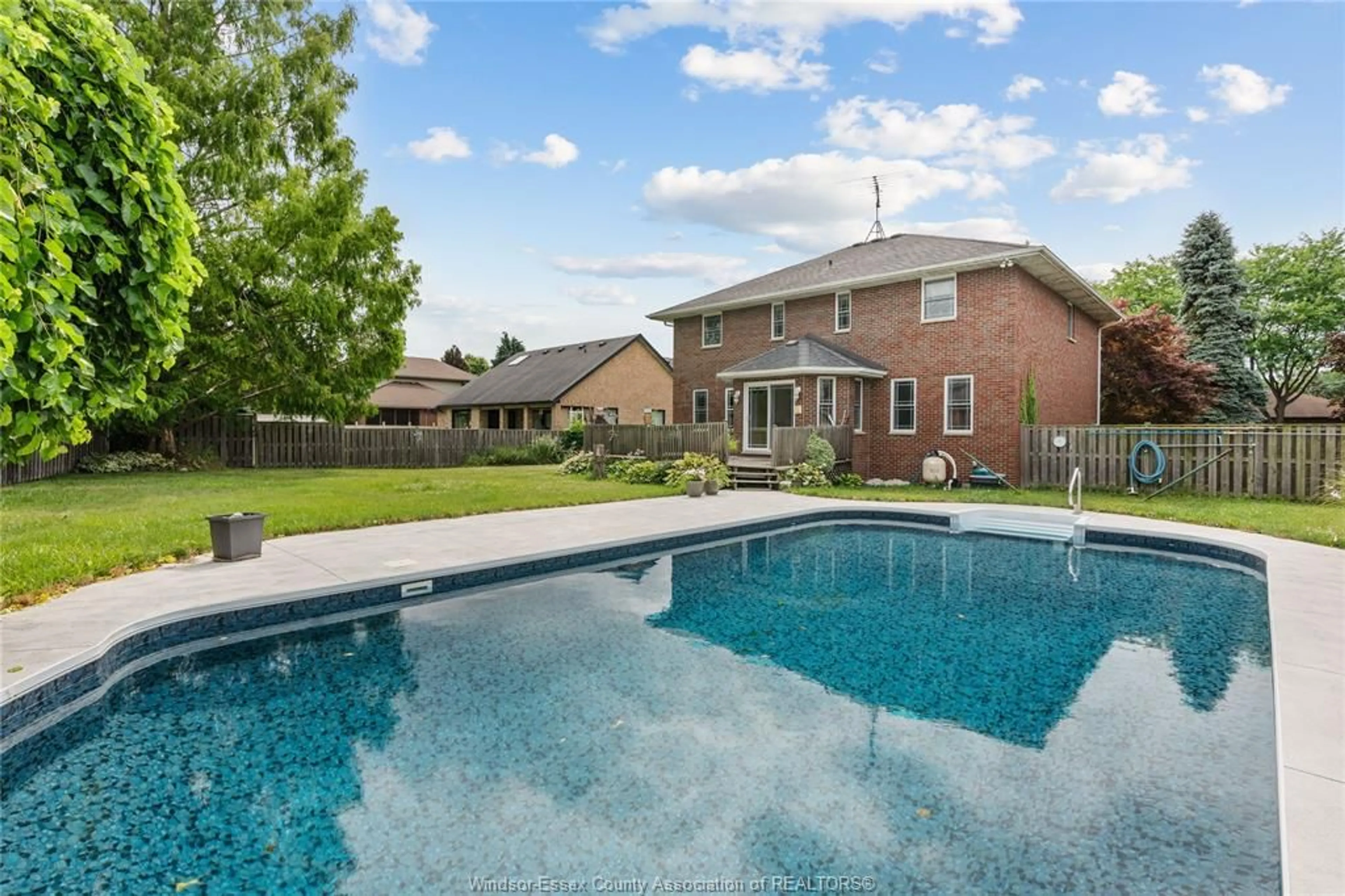 Indoor or outdoor pool for 238 TURNER Cres, Amherstburg Ontario N9V 3T3