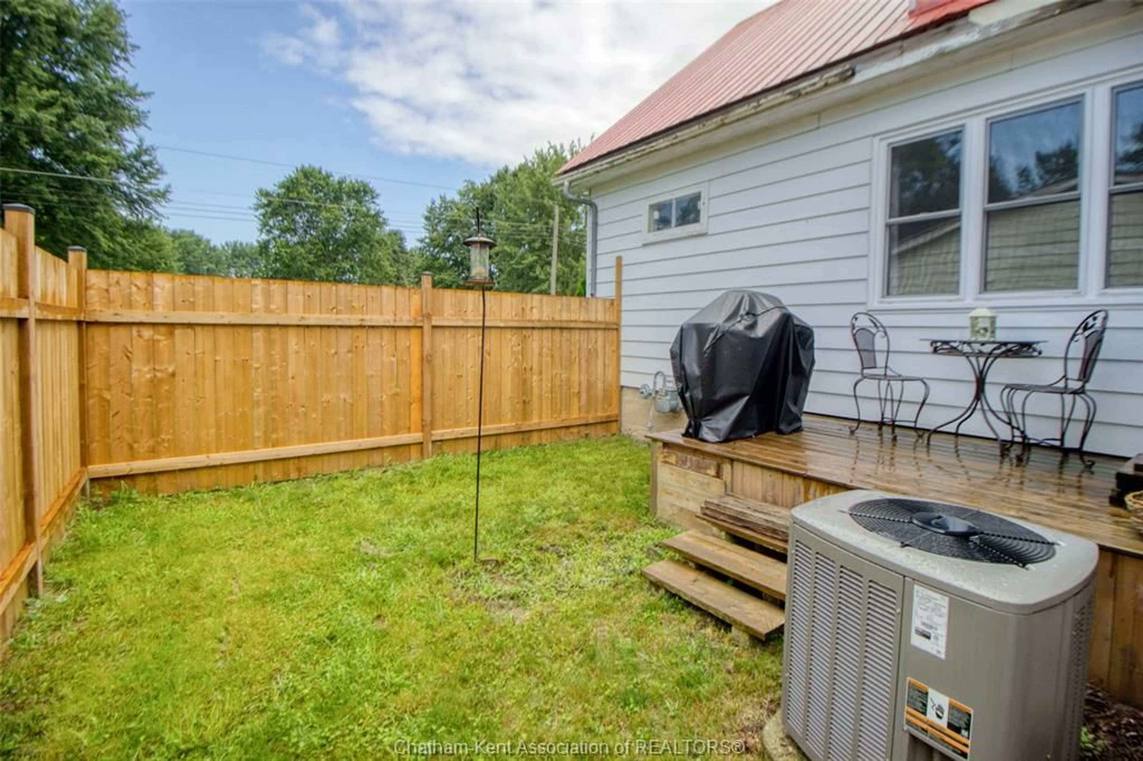 Fenced yard for 273 OAK St, Bothwell Ontario N0P 1C