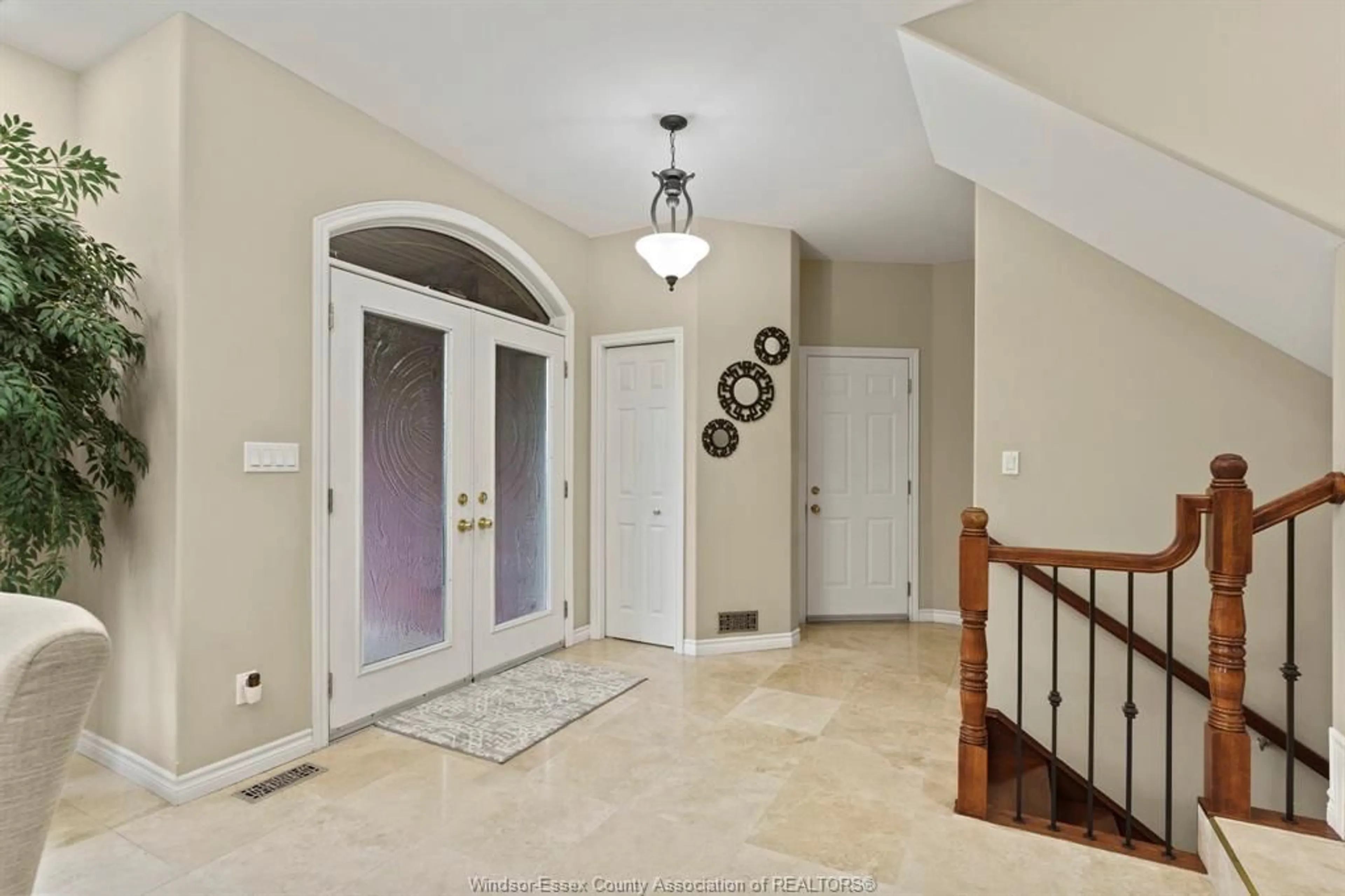 Indoor entryway for 2550 EVERTS Ave, Windsor Ontario N9E 2T7