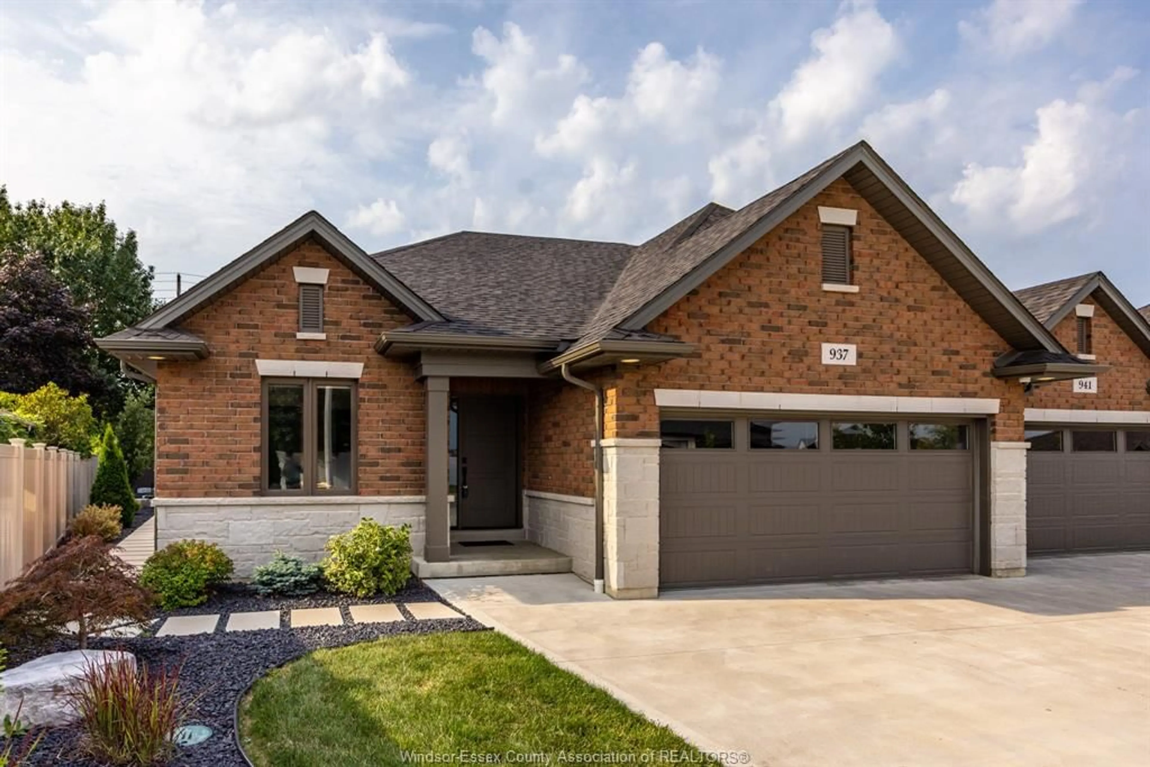 Home with brick exterior material for 937 Elmgate, LaSalle Ontario N9H 0L7