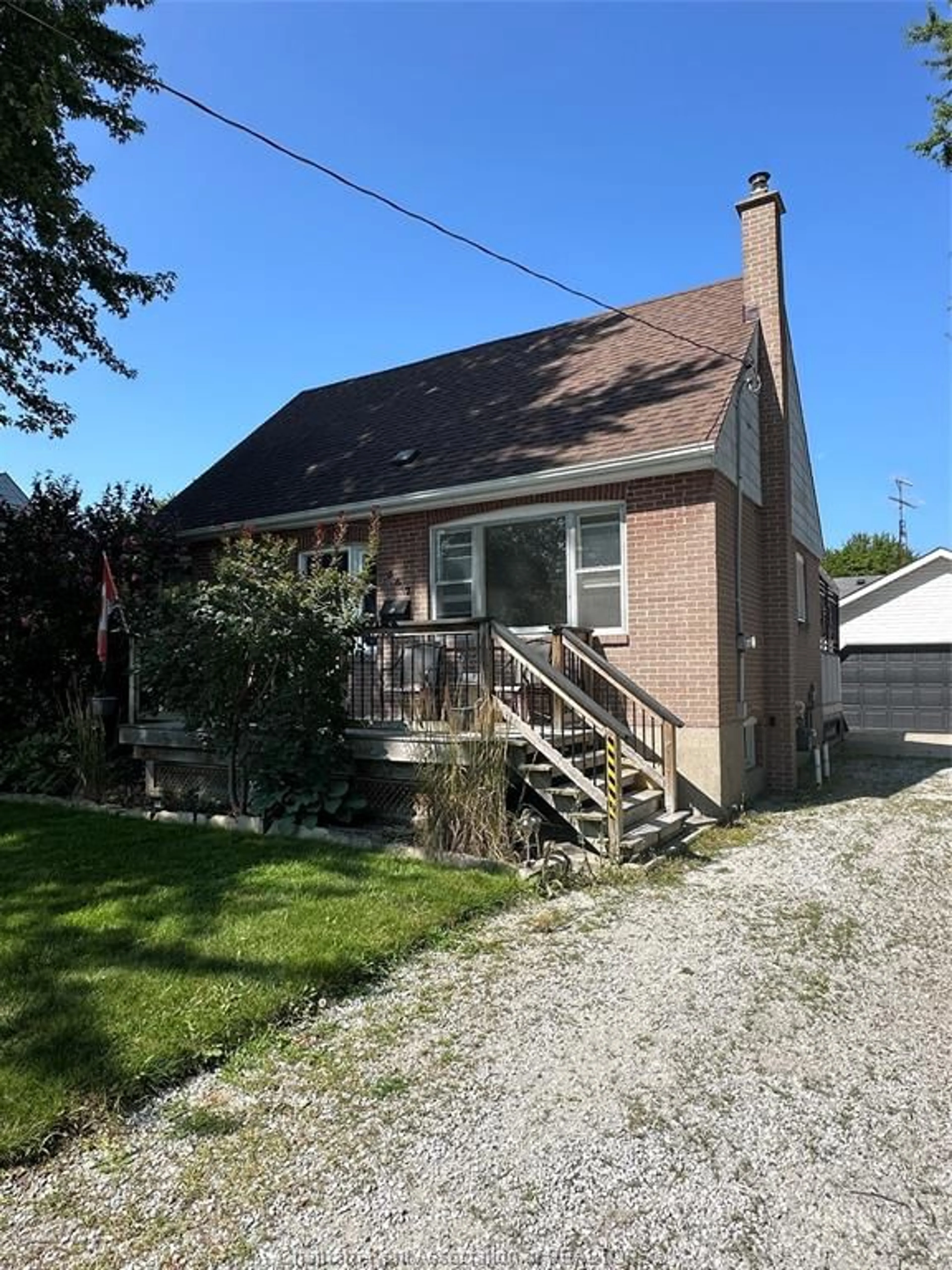 Frontside or backside of a home for 567 MONTCALM Ave, Sarnia Ontario N7S 2R1