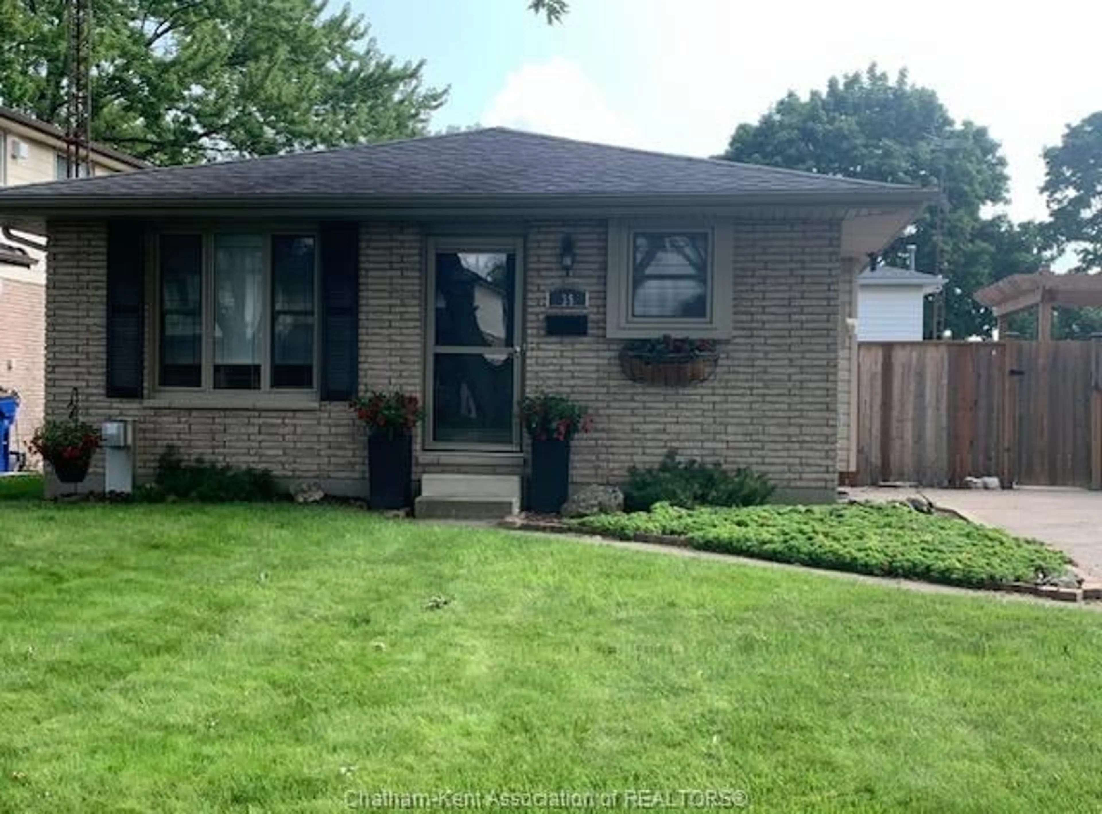 Home with brick exterior material, street for 35 GARDEN VALE Rd, Chatham Ontario N7L 4Z5
