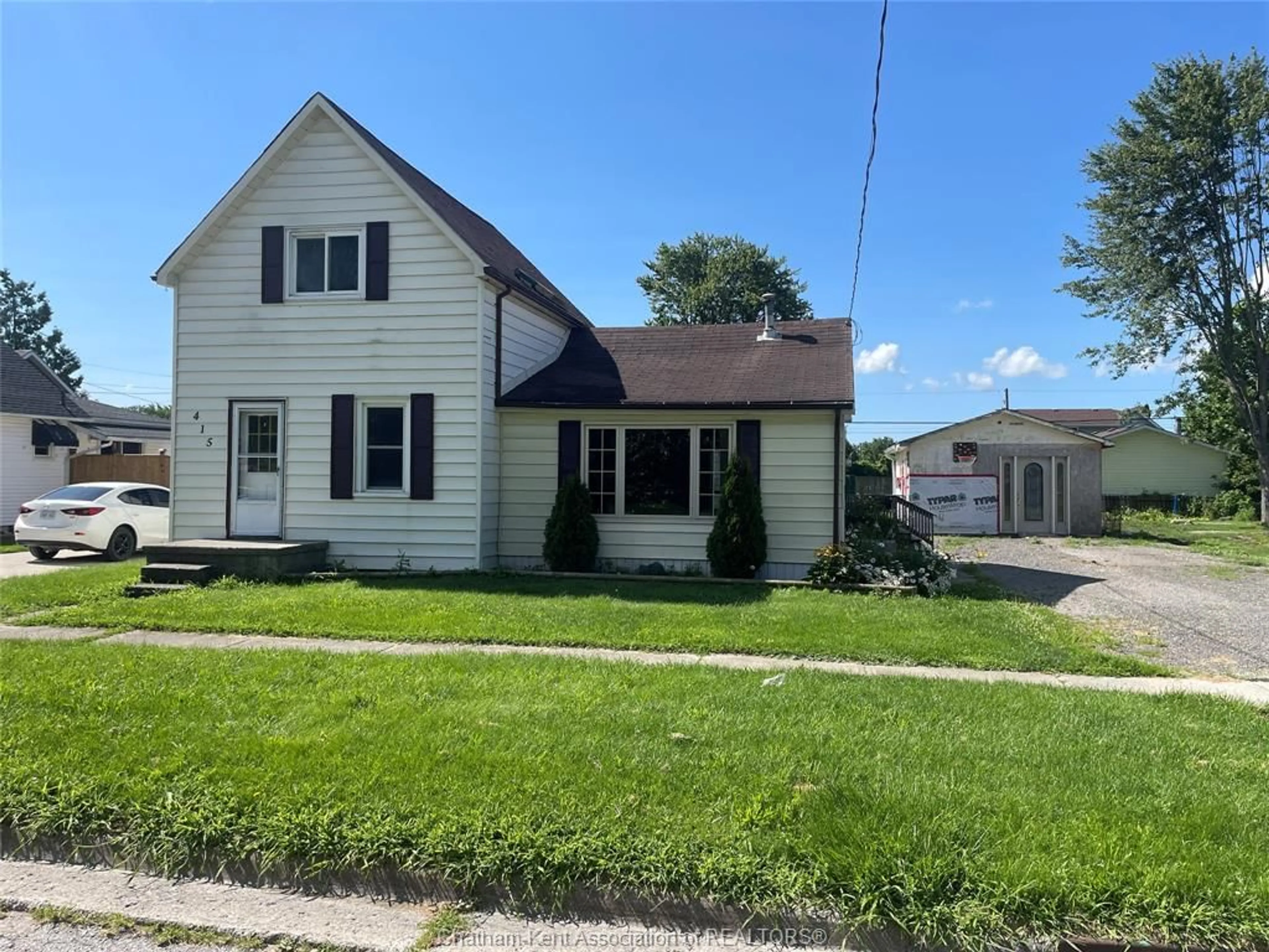 Frontside or backside of a home for 415 Queen St, Wallaceburg Ontario N8A 1G8