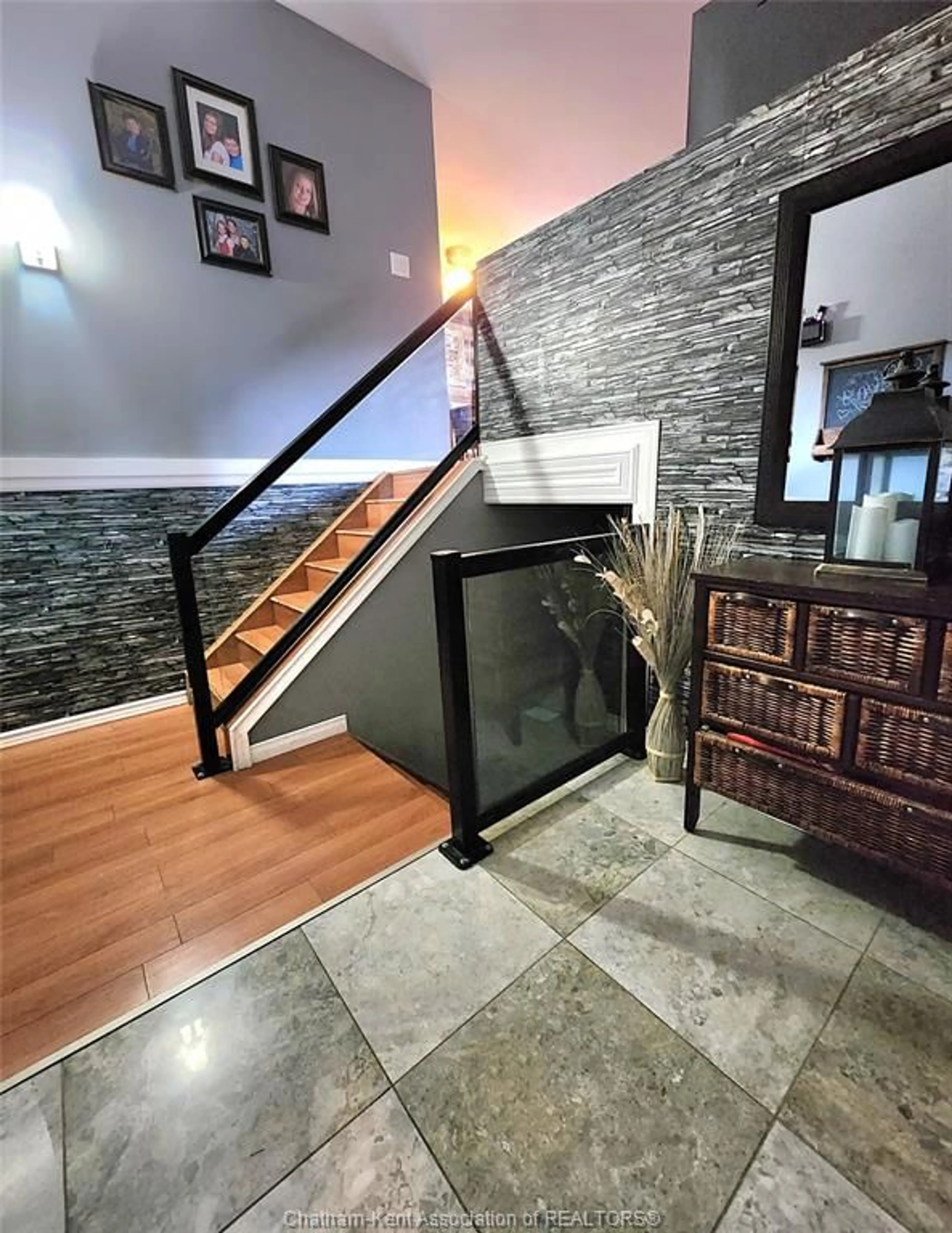 Indoor foyer for 68 Randolf Cres, Chatham Ontario N7M 5Y1