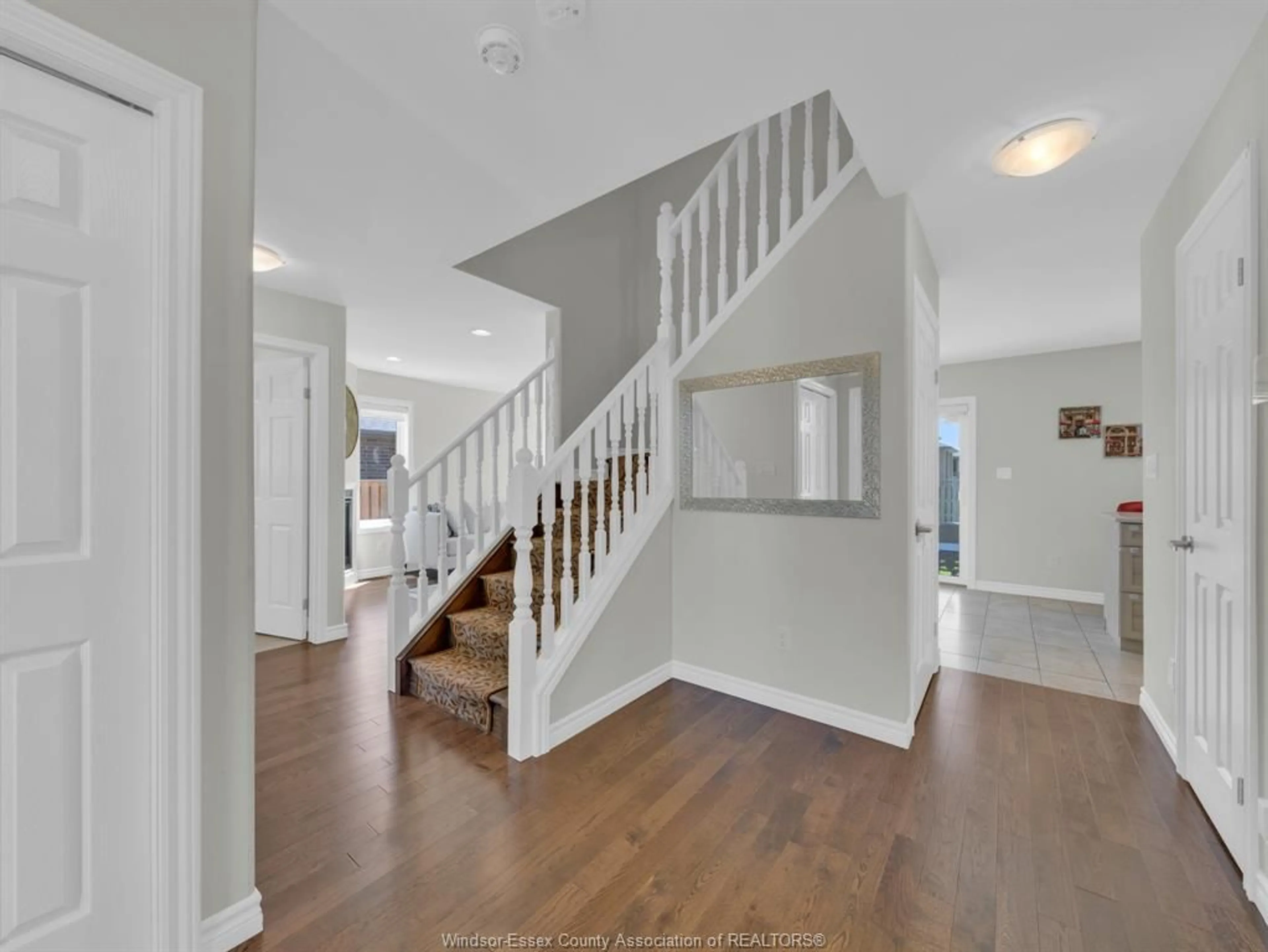 Indoor foyer for 10363 BEVERLY GLEN, Windsor Ontario N8P 1V8