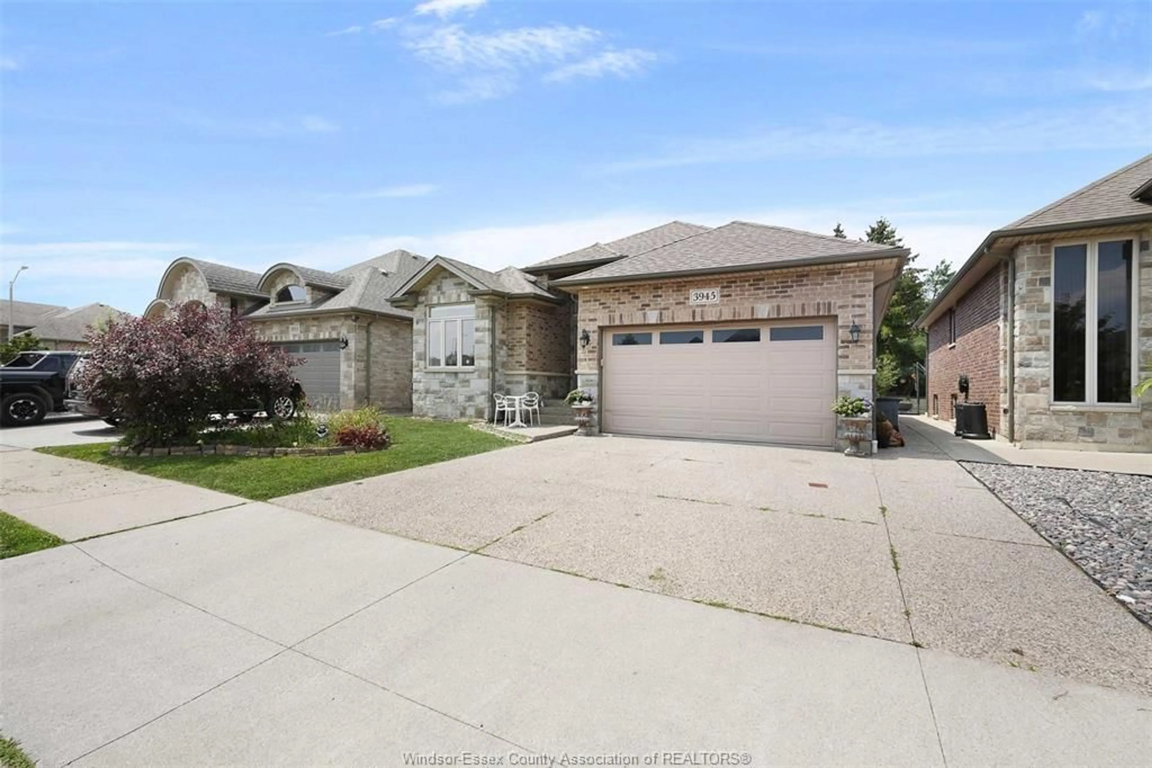Frontside or backside of a home for 3945 ZANZIBAR Cres, Windsor Ontario N9G 0A5