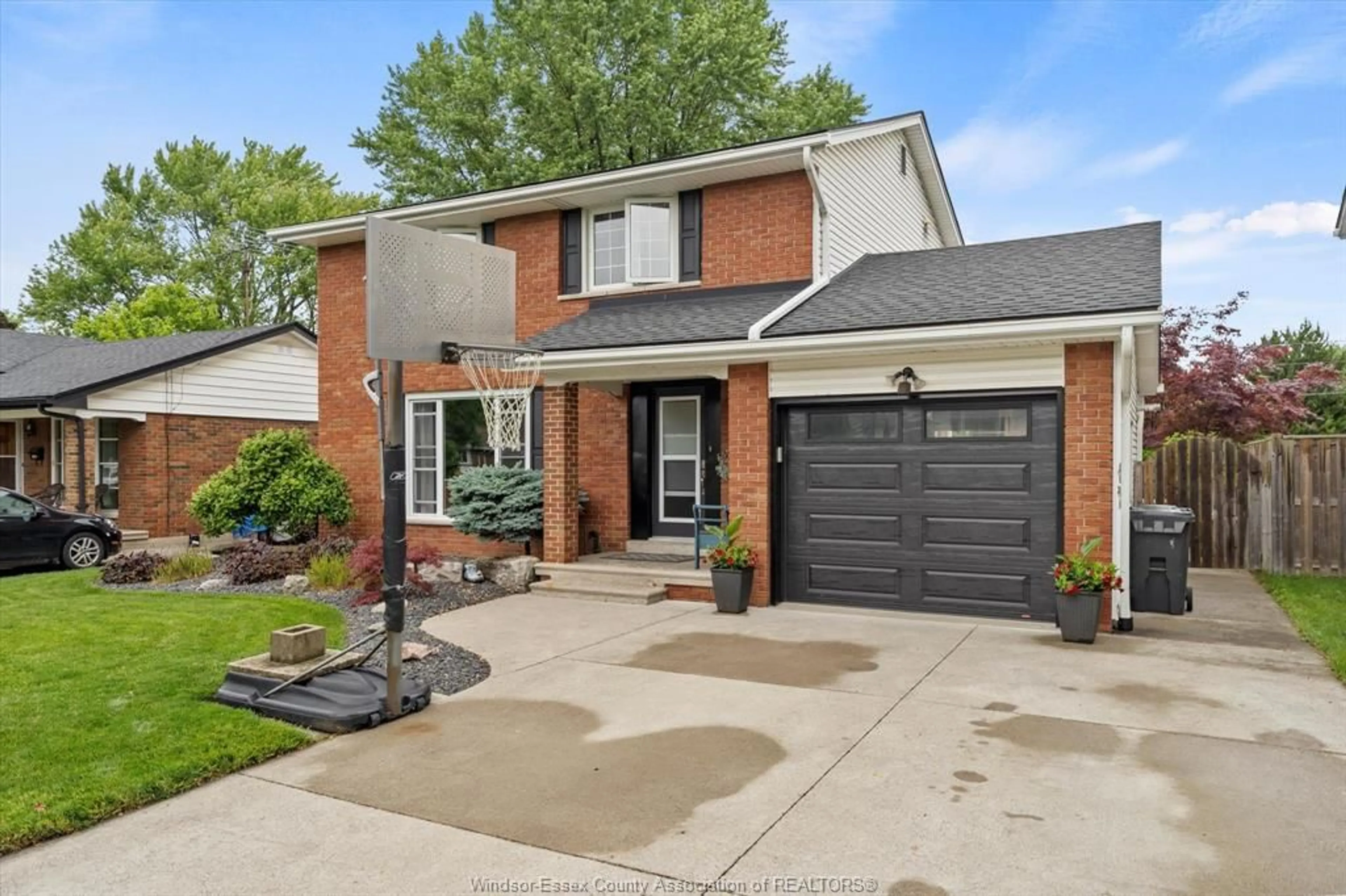 Home with brick exterior material for 1270 COVENTRY Crt, Windsor Ontario N8S 2W9