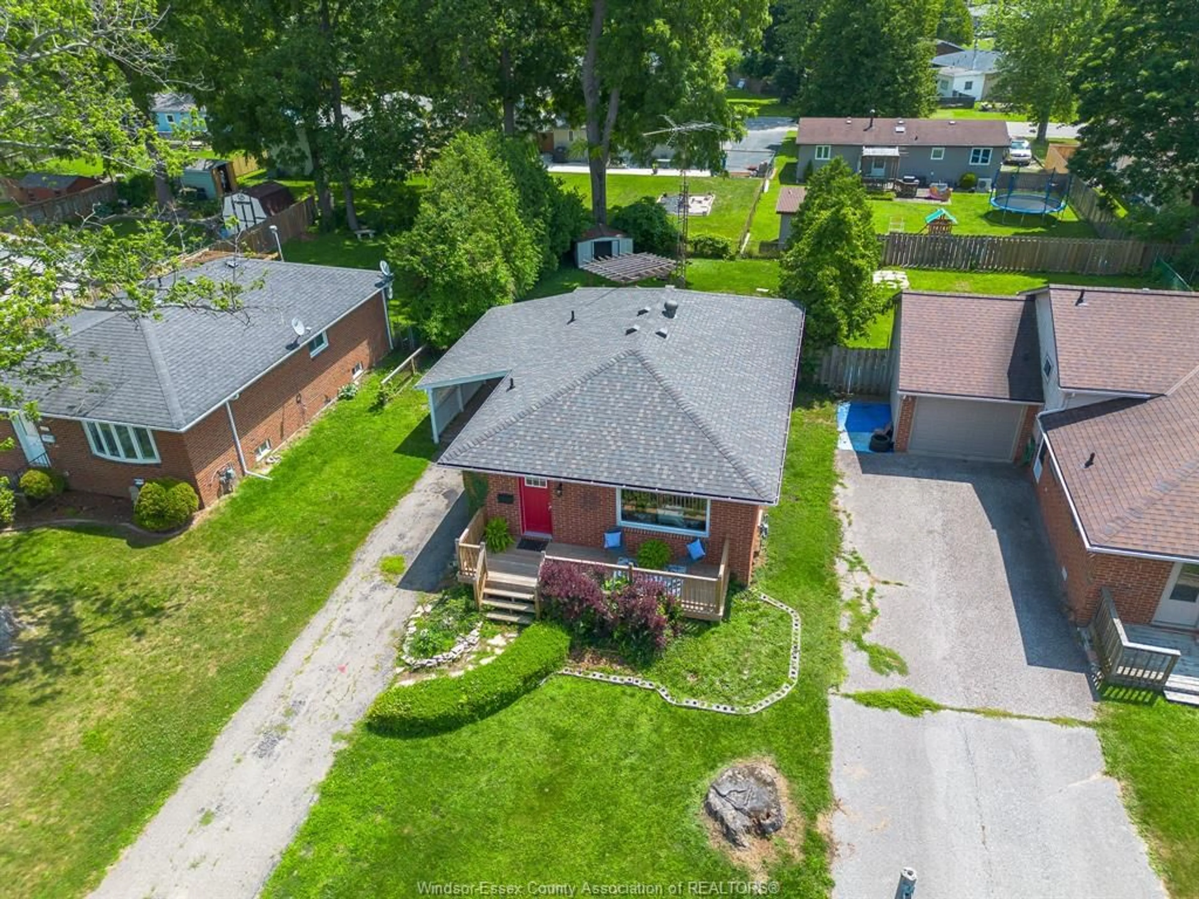 Frontside or backside of a home for 293 Stonehedge Dr, Kingsville Ontario N9Y 3L5