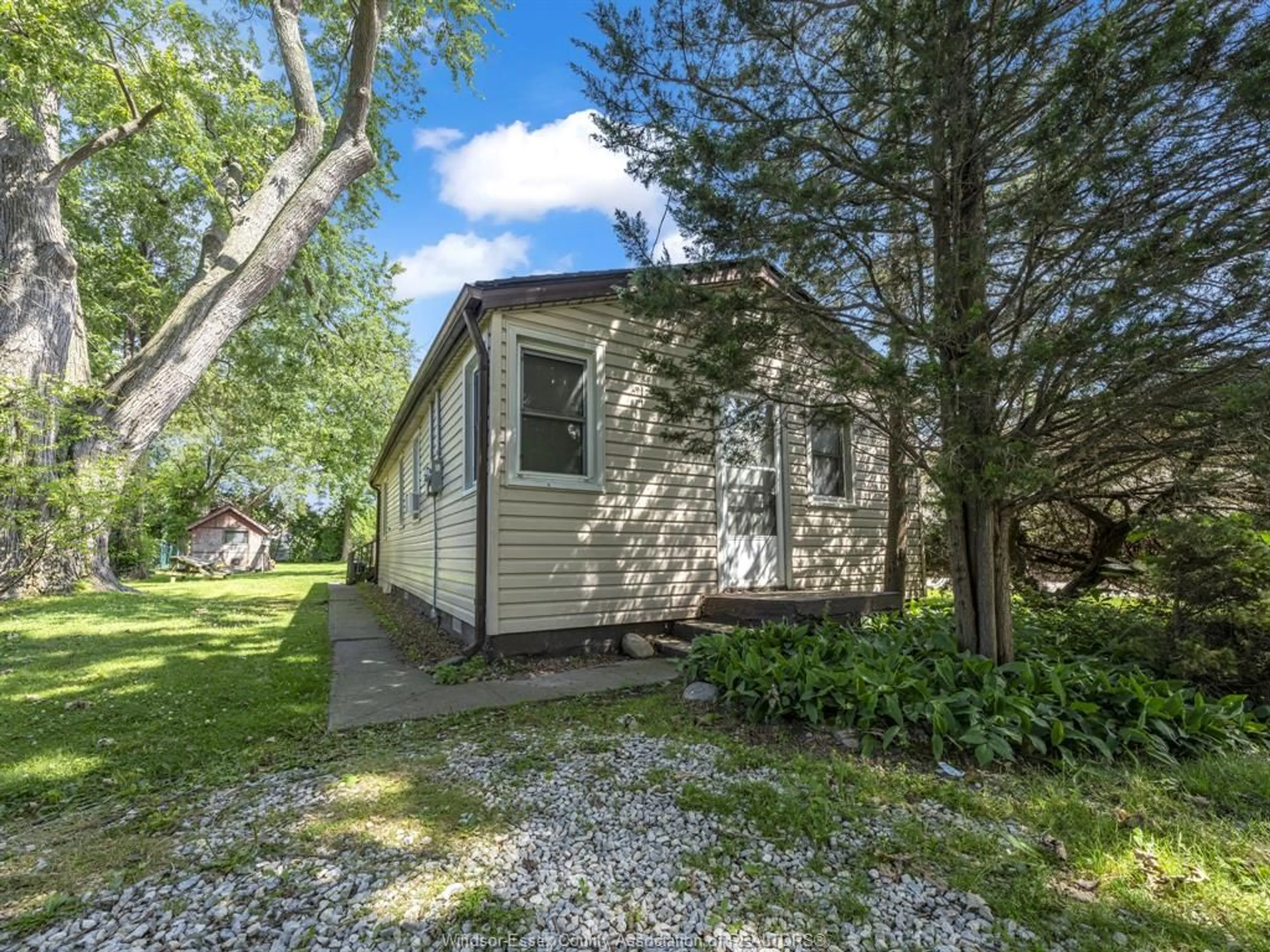 Cottage for 256 EAST PUCE Rd, Lakeshore Ontario N0R 1A0