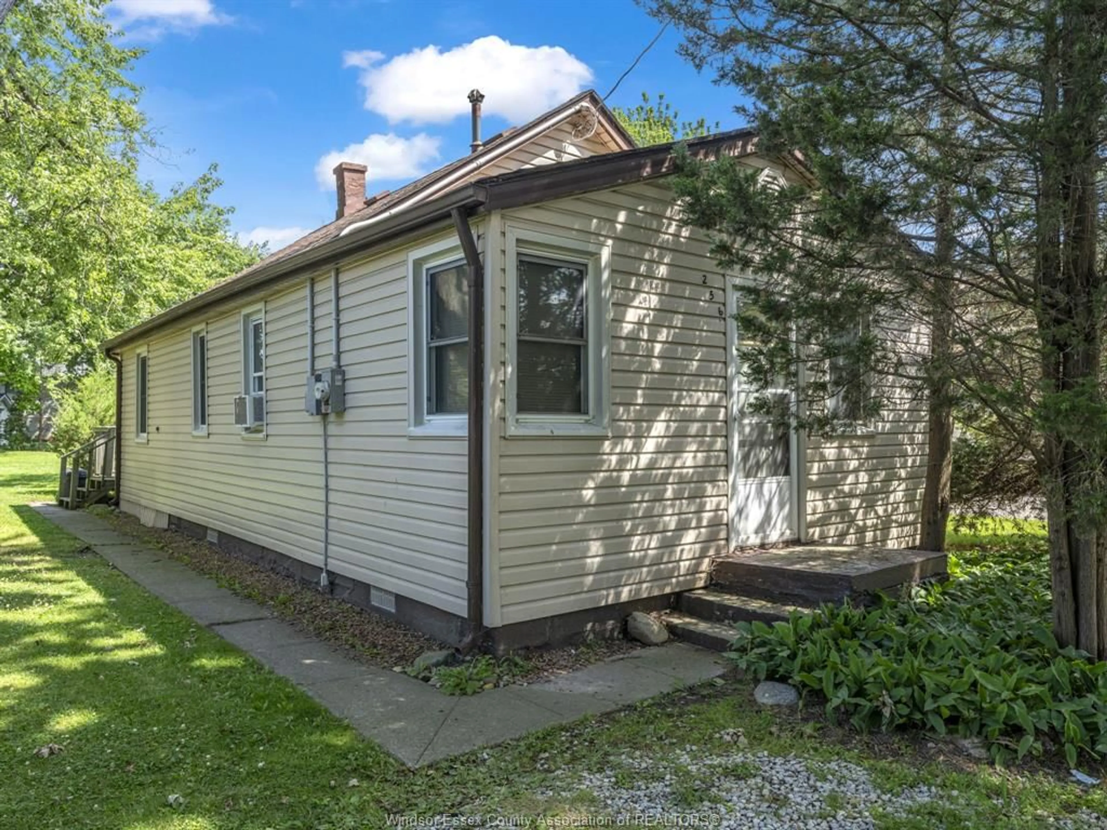 Cottage for 256 EAST PUCE Rd, Lakeshore Ontario N0R 1A0