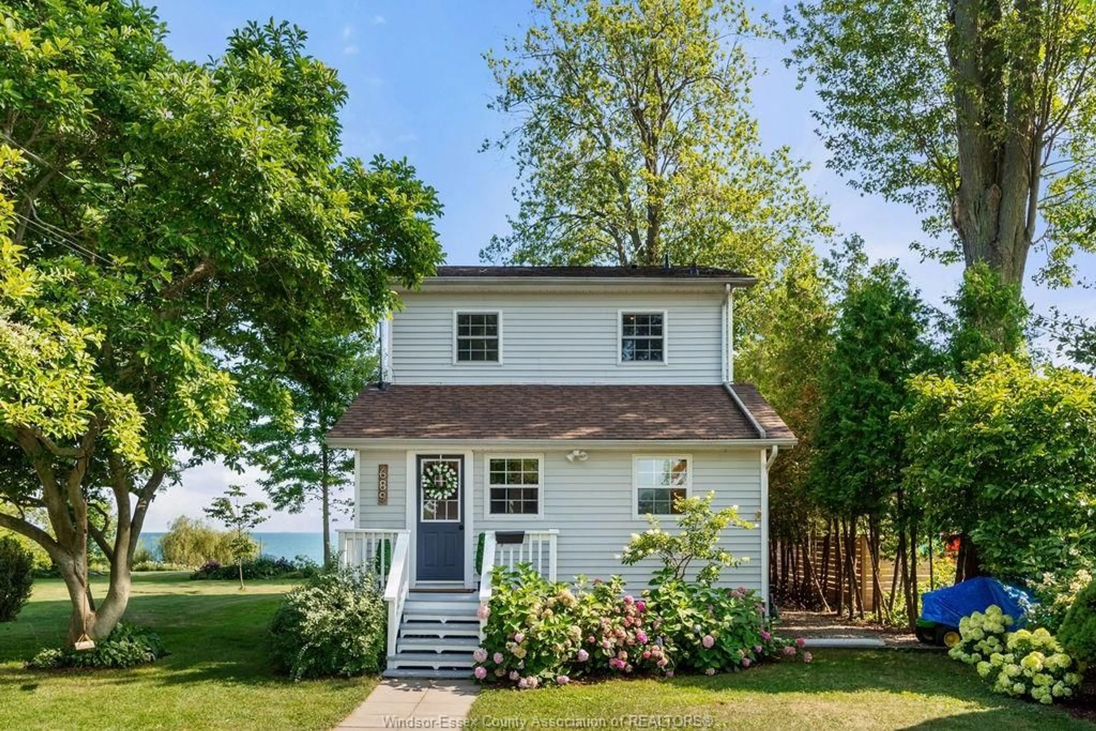 Cottage for 689 MCCRACKEN Rd, Kingsville Ontario N8Y 2N9
