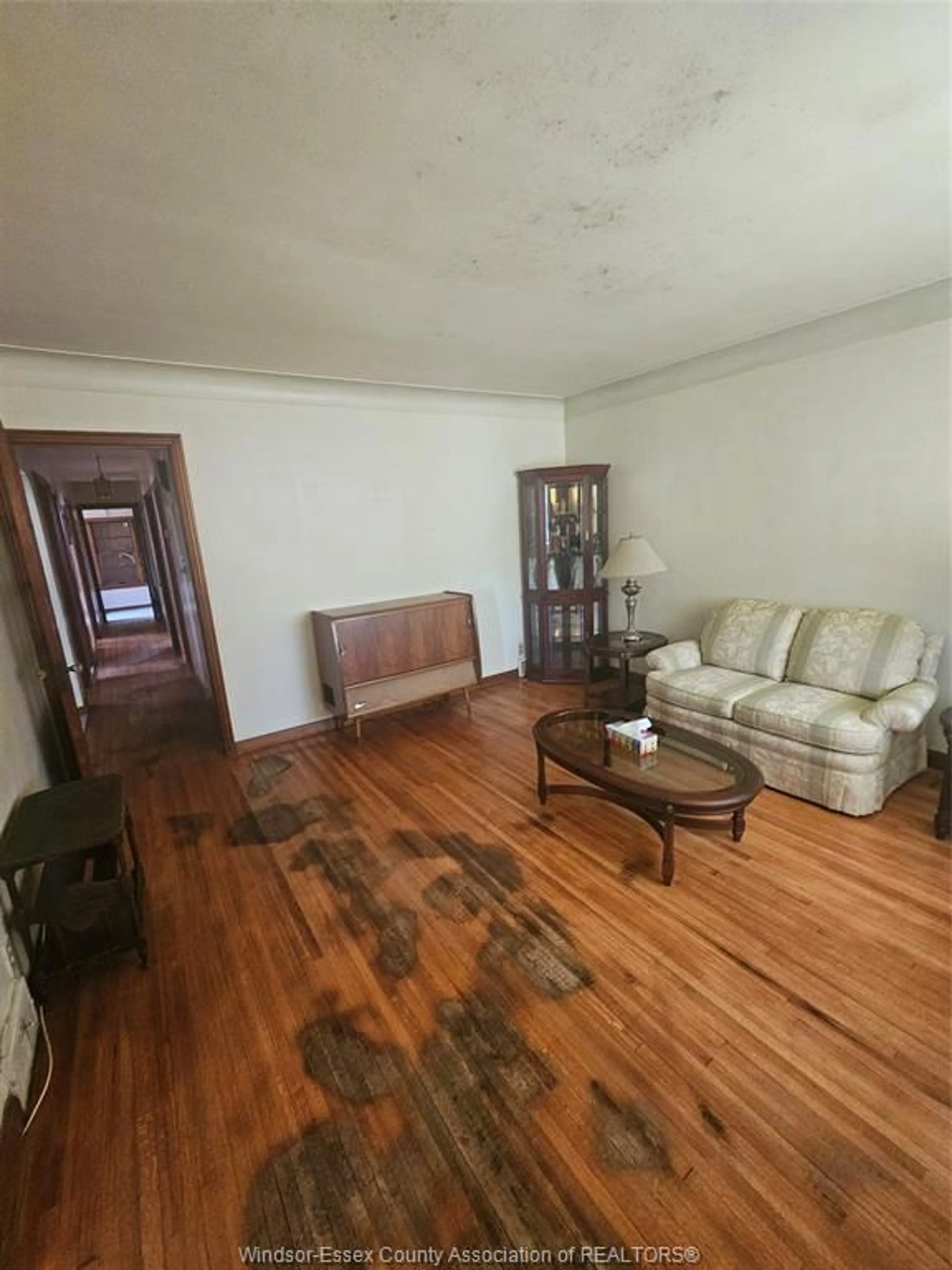 Living room for 1573 BENJAMIN, Windsor Ontario N8X 4N3