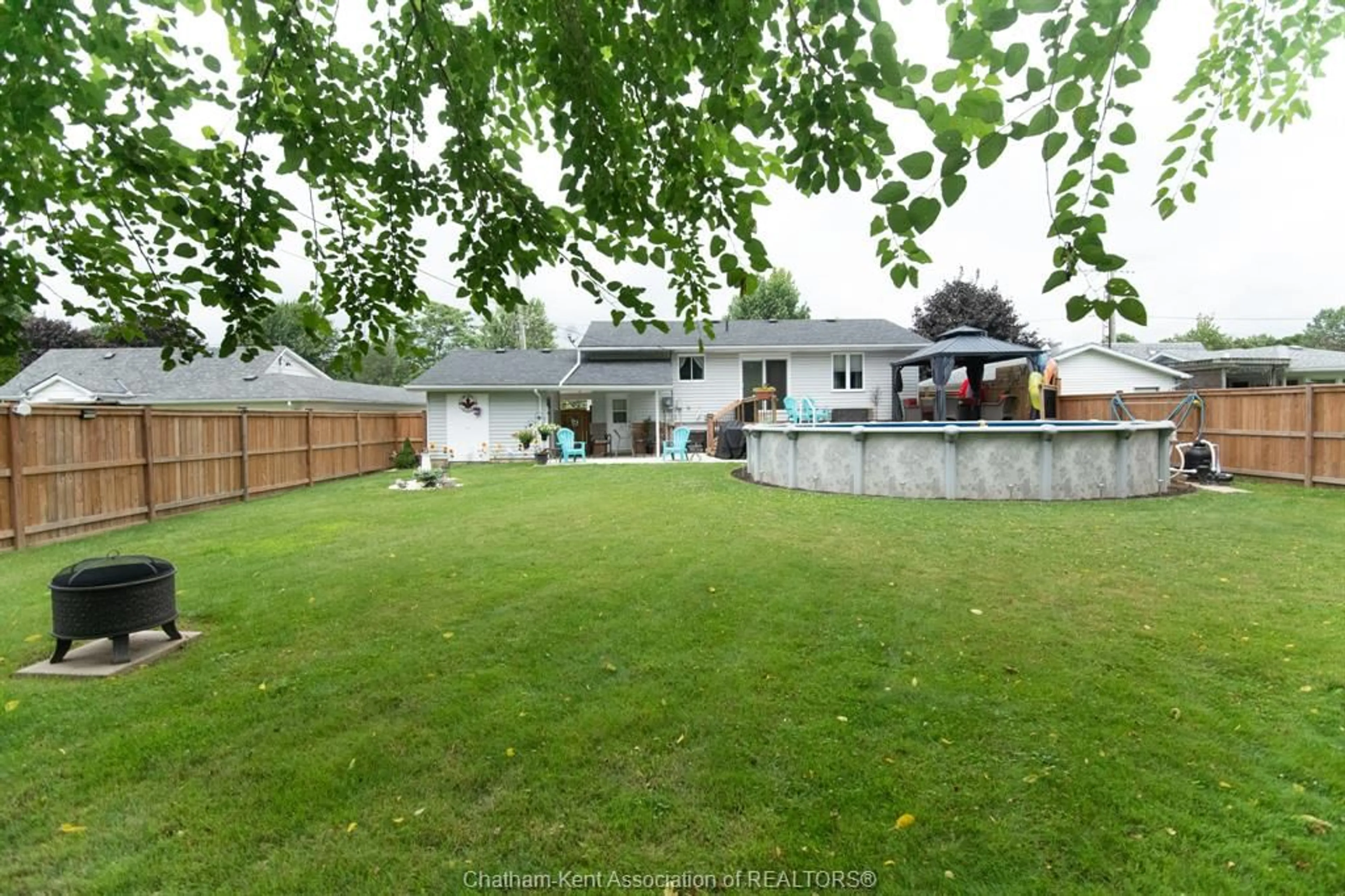 Fenced yard for 485 RICHMOND St, Dresden Ontario N0P 1M0