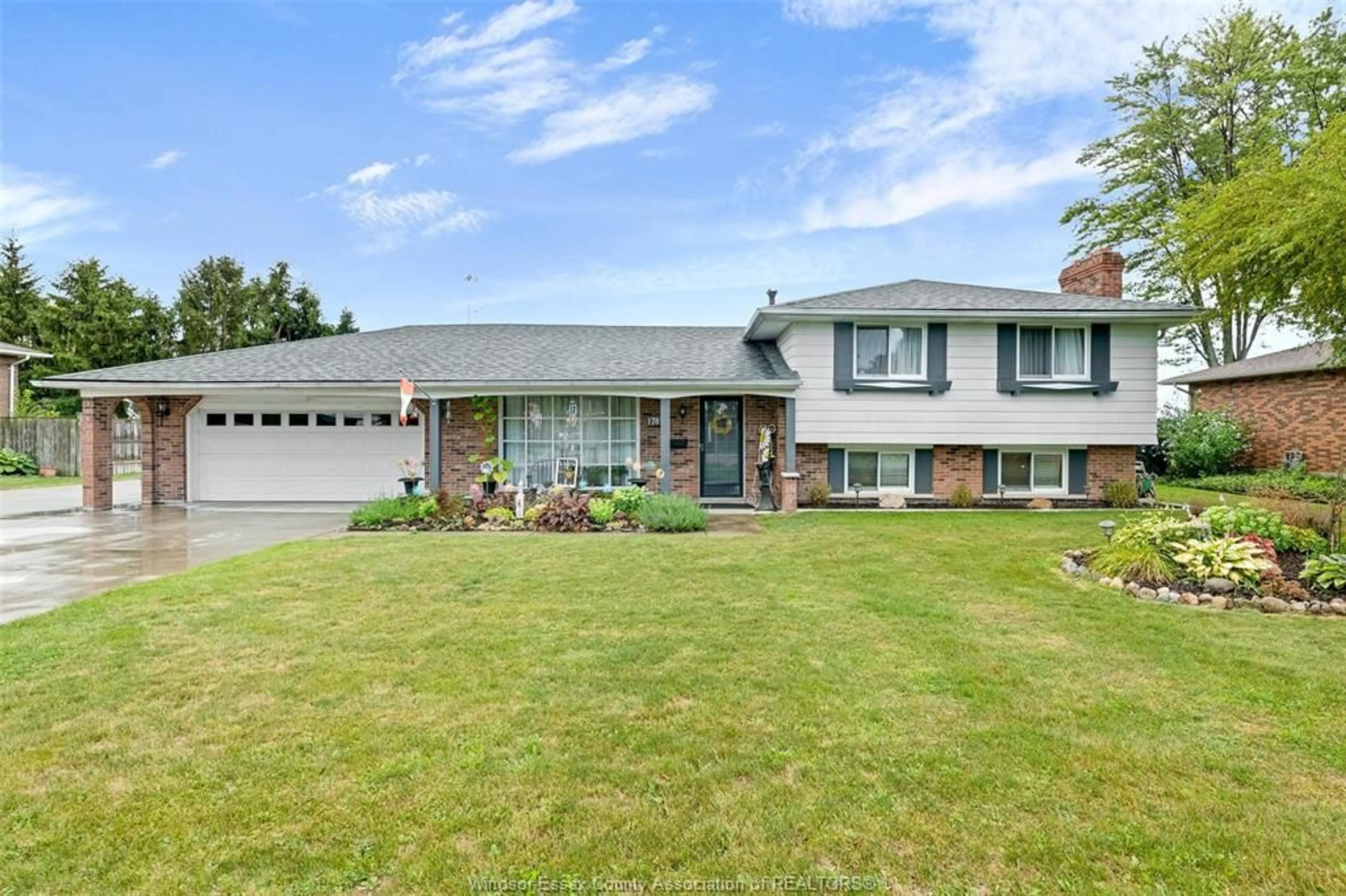 Frontside or backside of a home for 1785 GOLFVIEW Dr, LaSalle Ontario N8J 1Z1