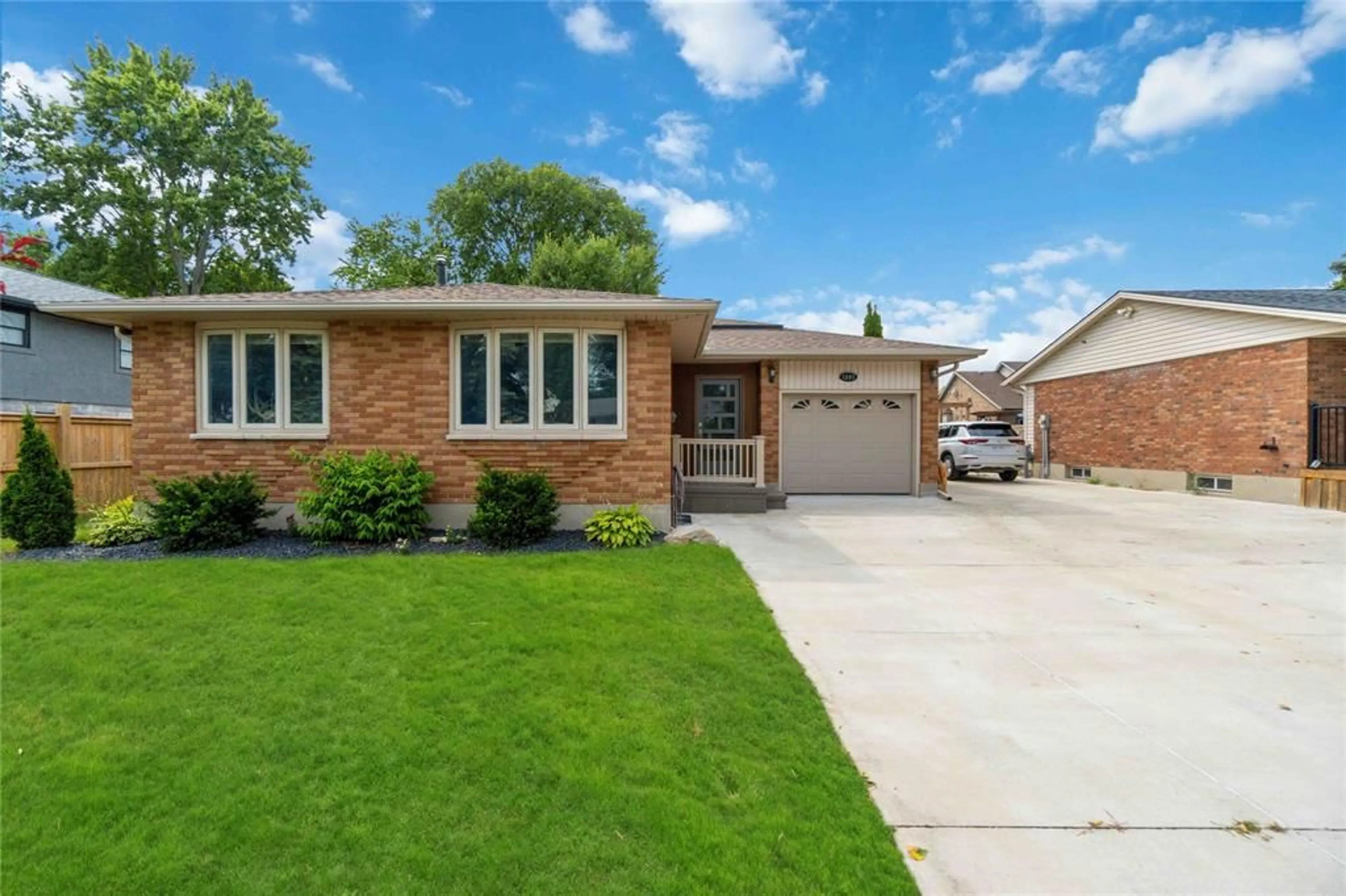 Home with brick exterior material for 1095 SALISBURY St, Sarnia Ontario N7S3V6