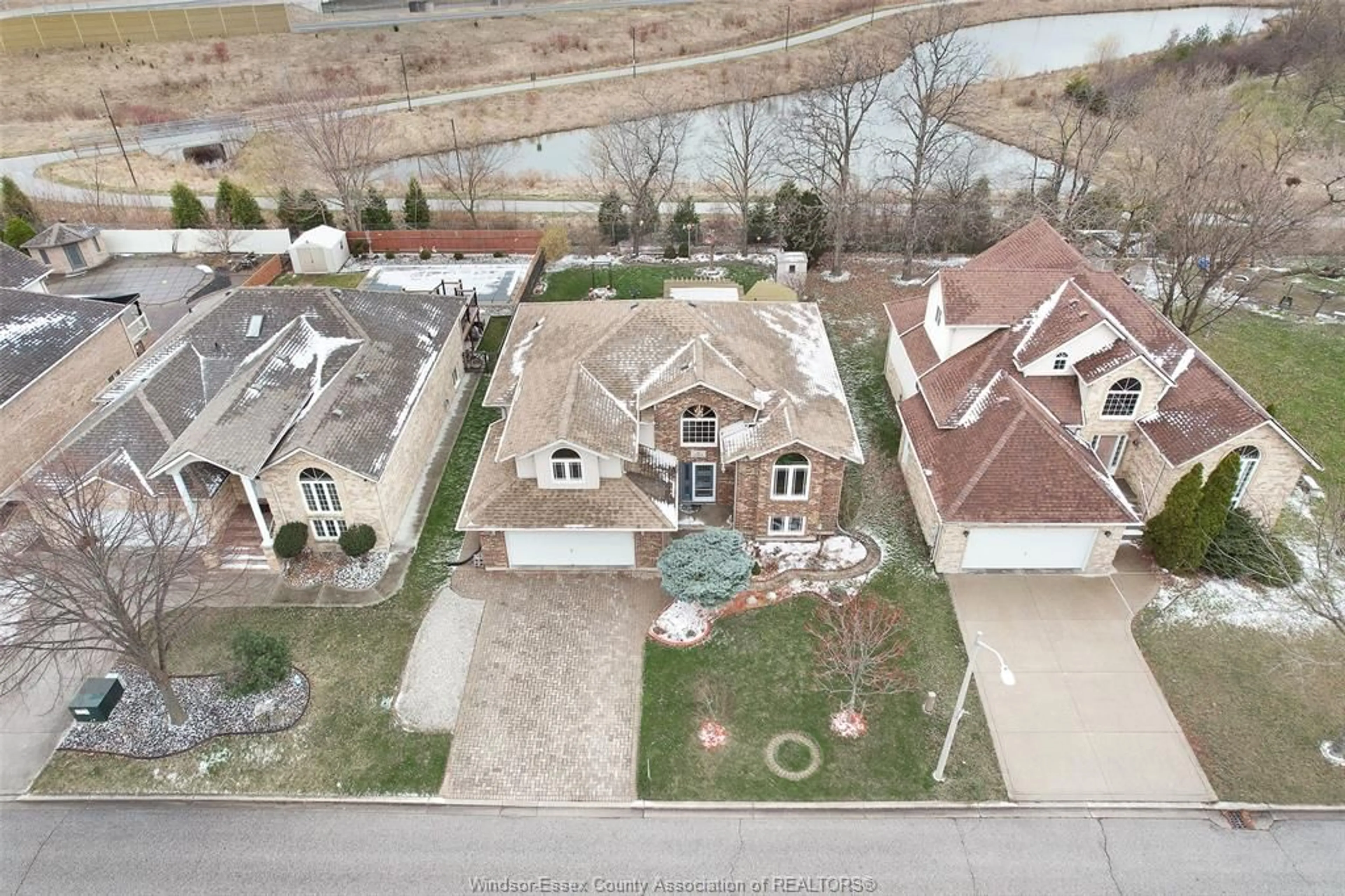 Frontside or backside of a home for 4661 SHADETREE Cres, Windsor Ontario N9G 2V1