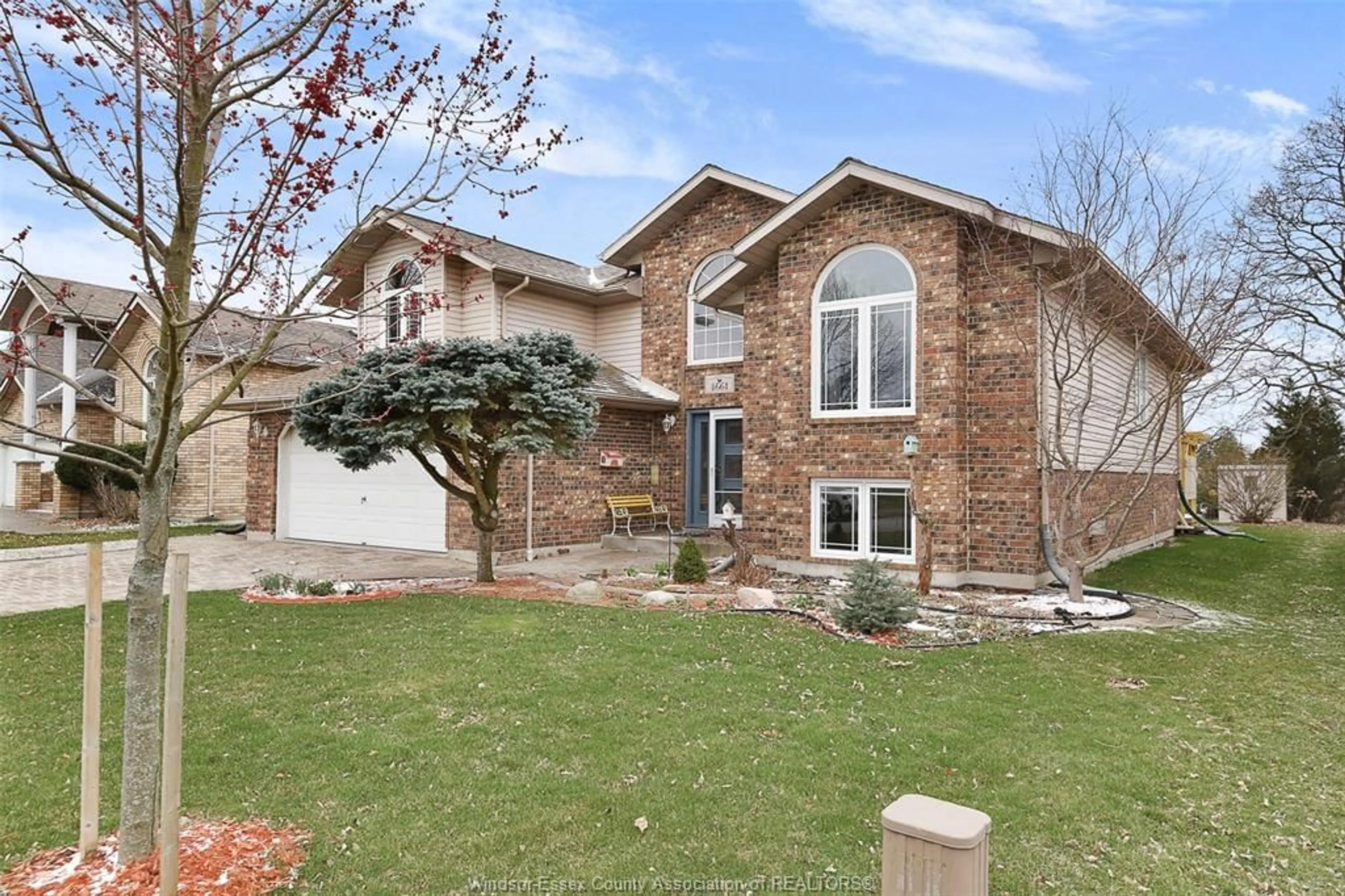 Frontside or backside of a home for 4661 SHADETREE Cres, Windsor Ontario N9G 2V1