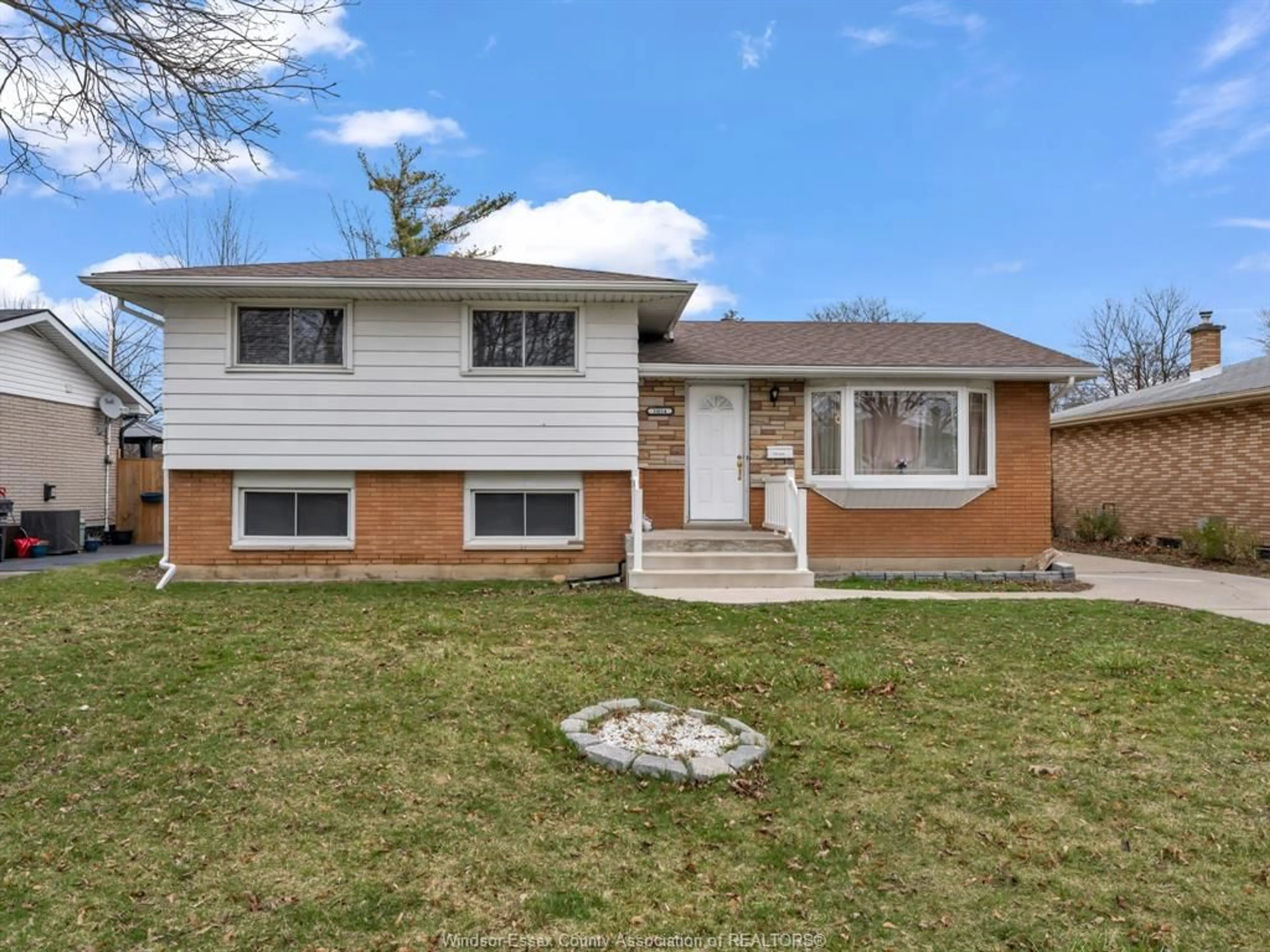 Frontside or backside of a home for 1054 Frank, Windsor Ontario N8S 3P7