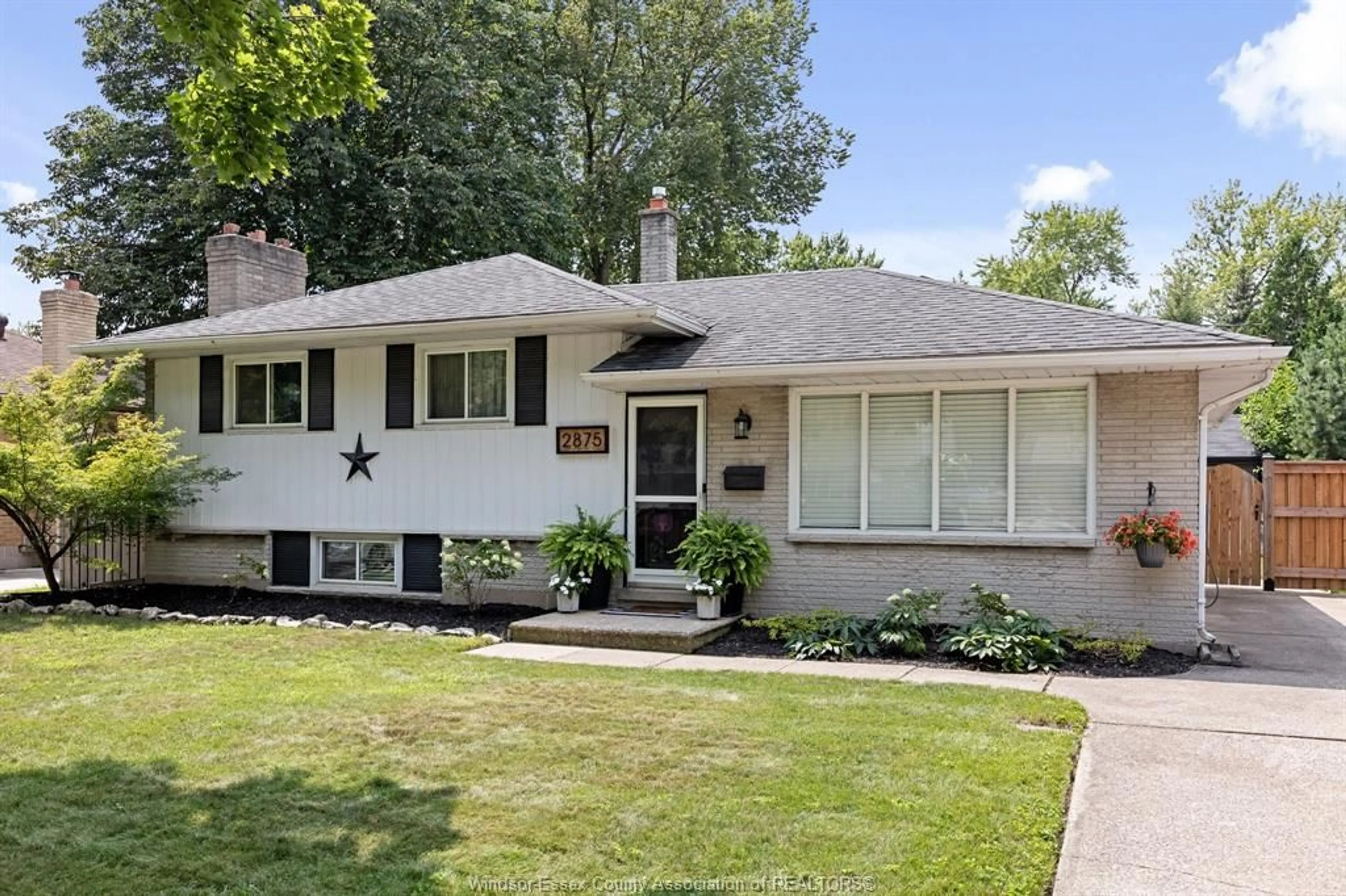 Frontside or backside of a home for 2875 SKYLINE Dr, Windsor Ontario N9E3A6