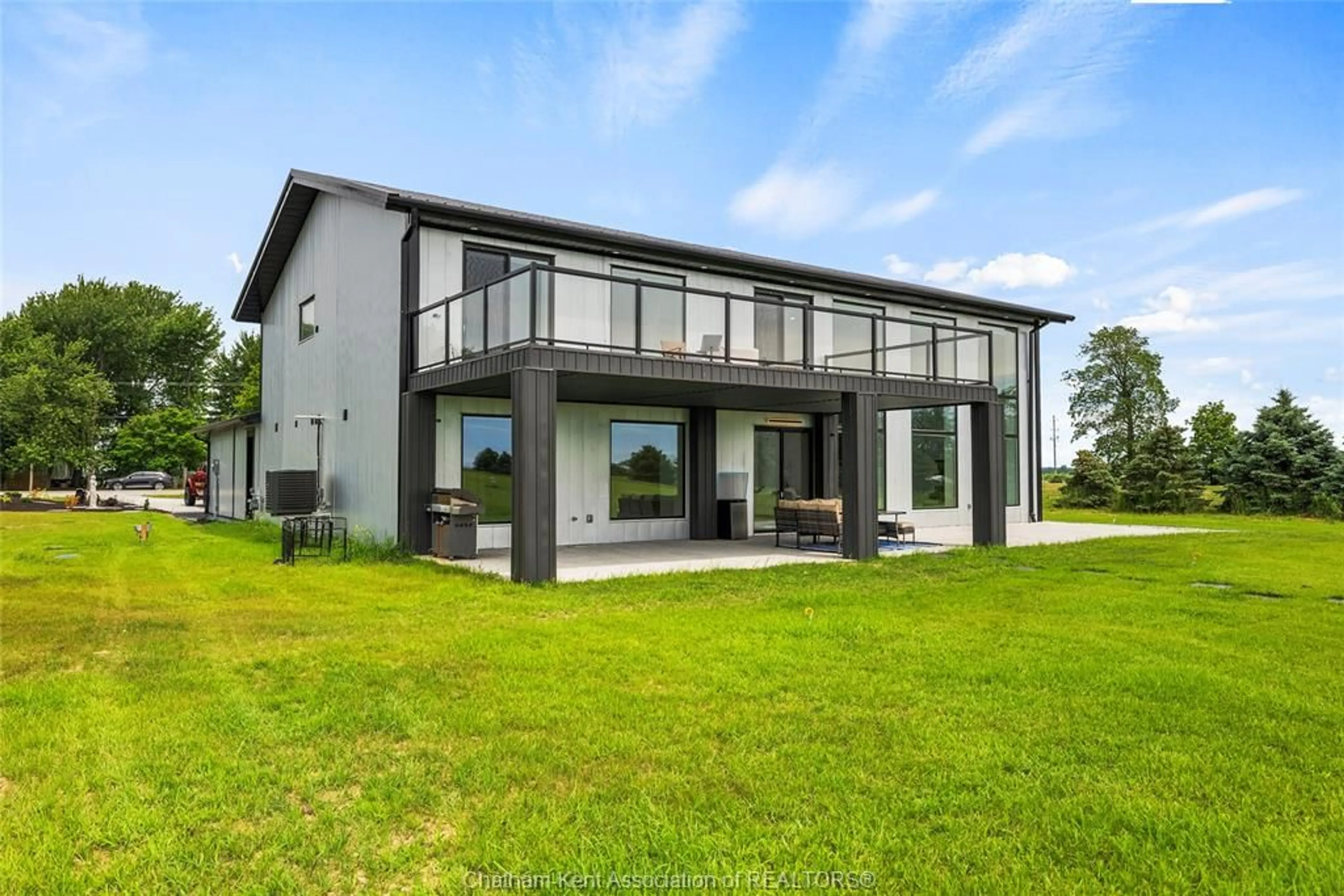 Home with vinyl exterior material, building for 5202 Talbot Trail, Merlin Ontario N0P 1W0