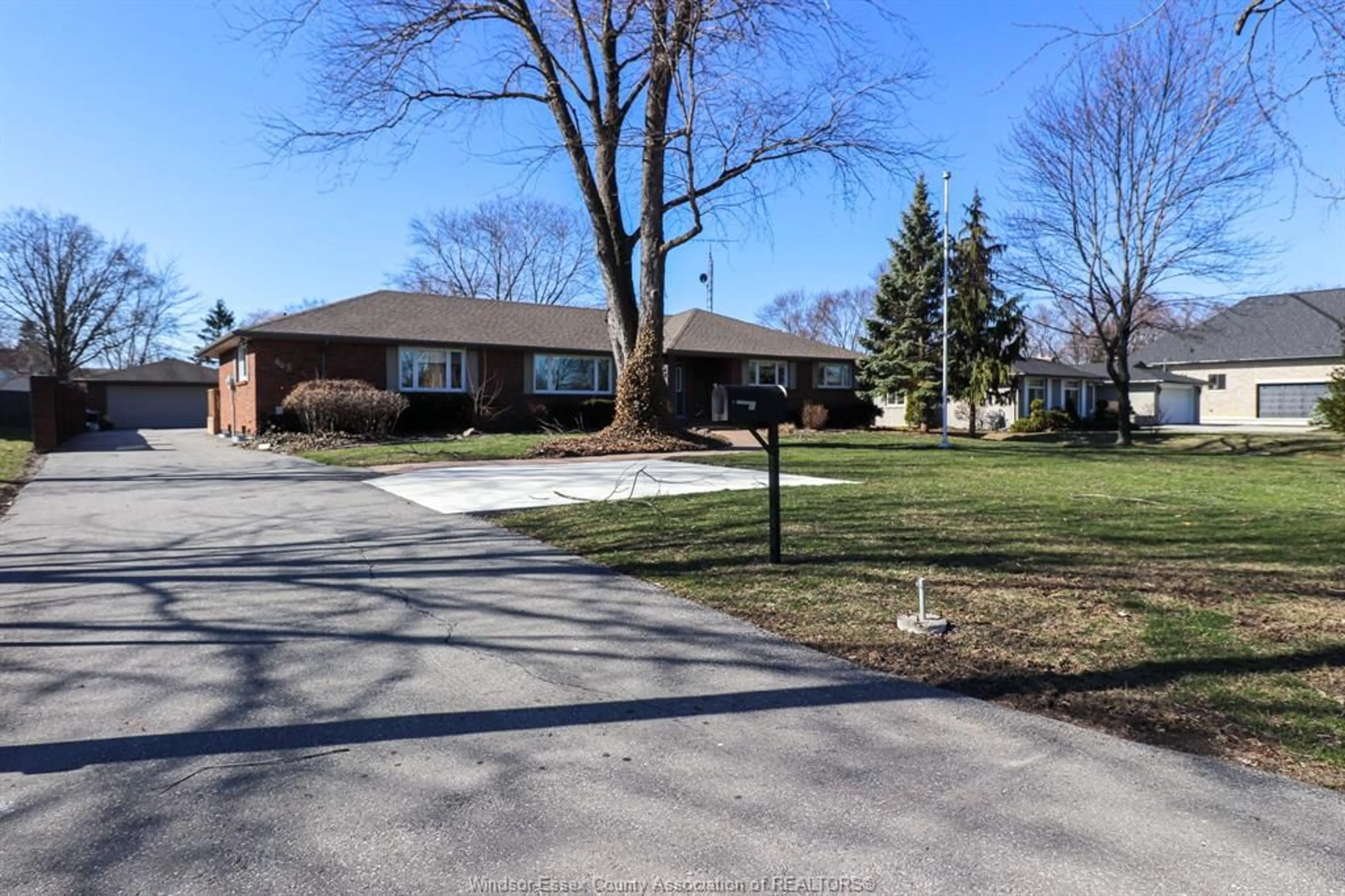 Frontside or backside of a home for 463 RUSSELL WOODS Rd, Lakeshore Ontario N8H 3S6