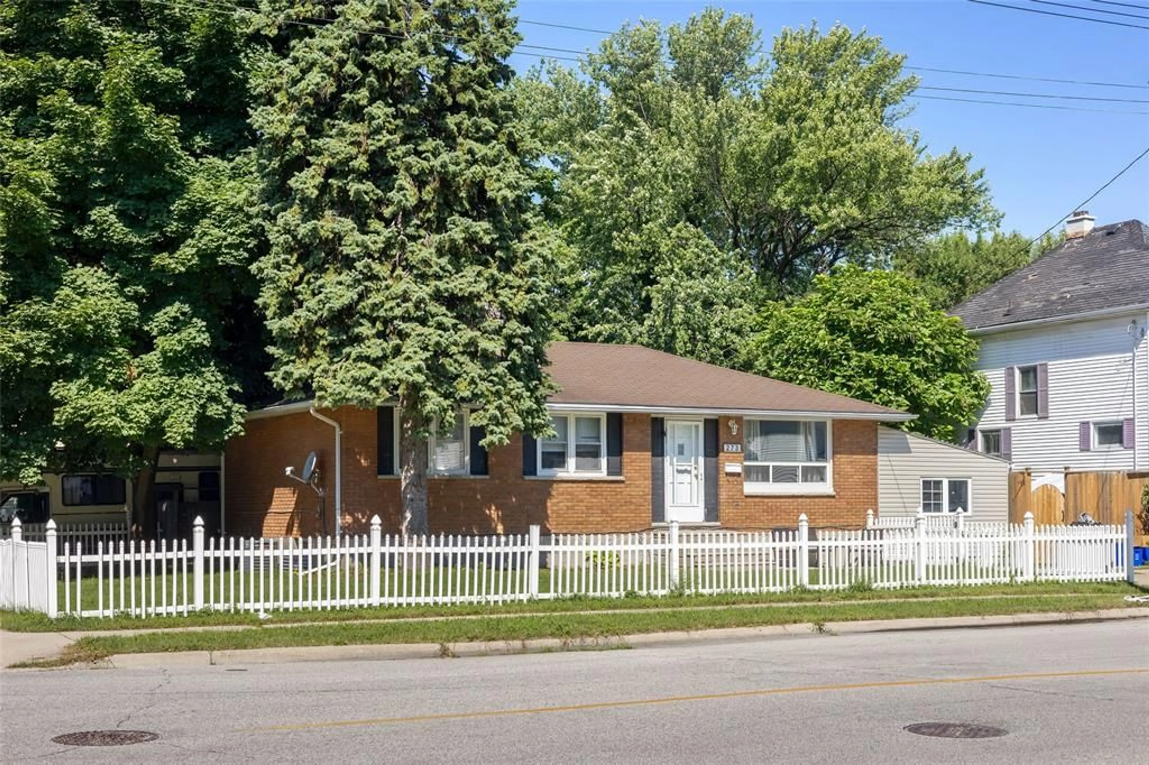 Frontside or backside of a home for 273 MITTON St, Sarnia Ontario N7T 5S3