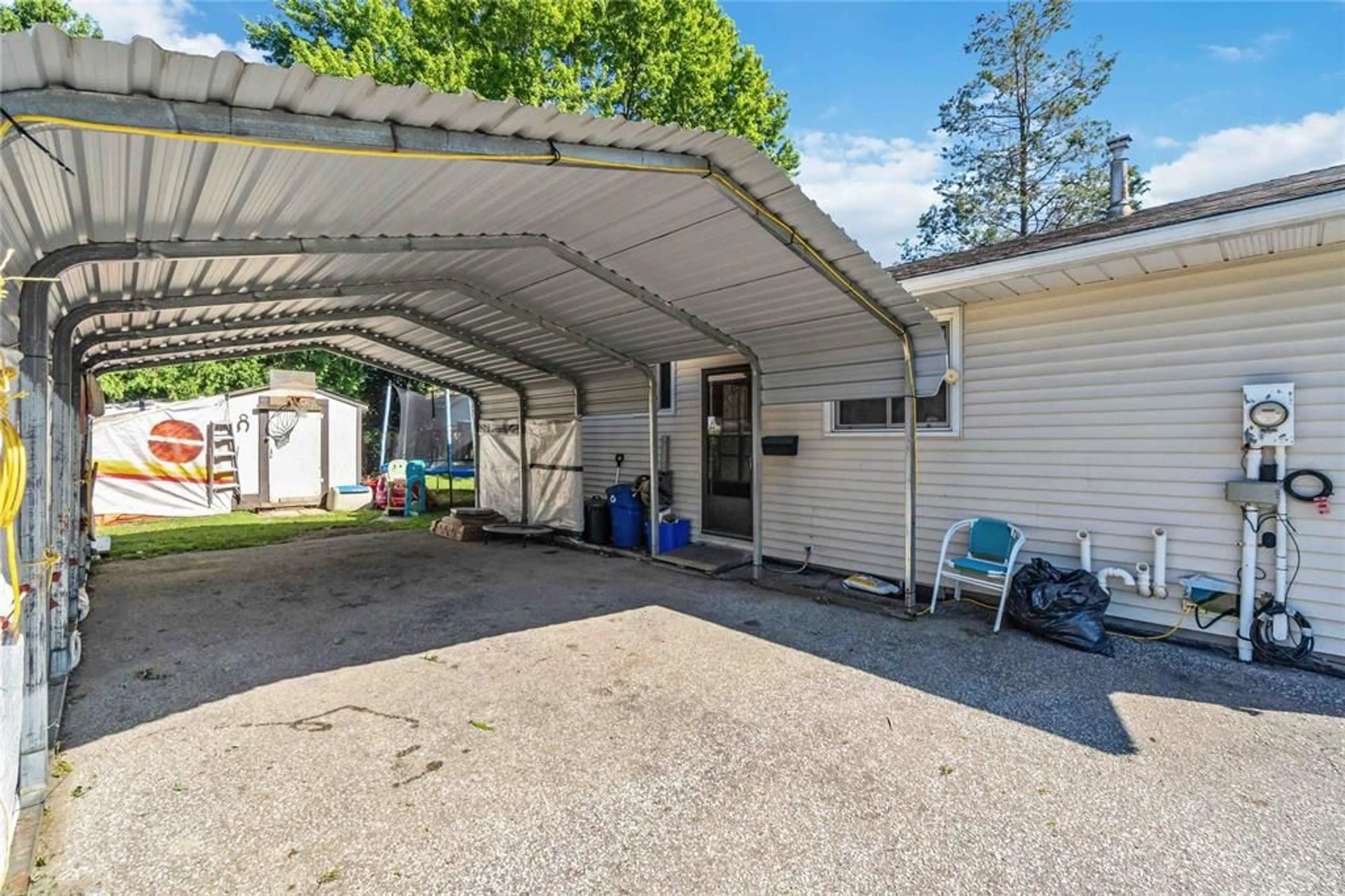 Indoor garage for 1104 OVERLEA Cres, Sarnia Ontario N7S 4E7