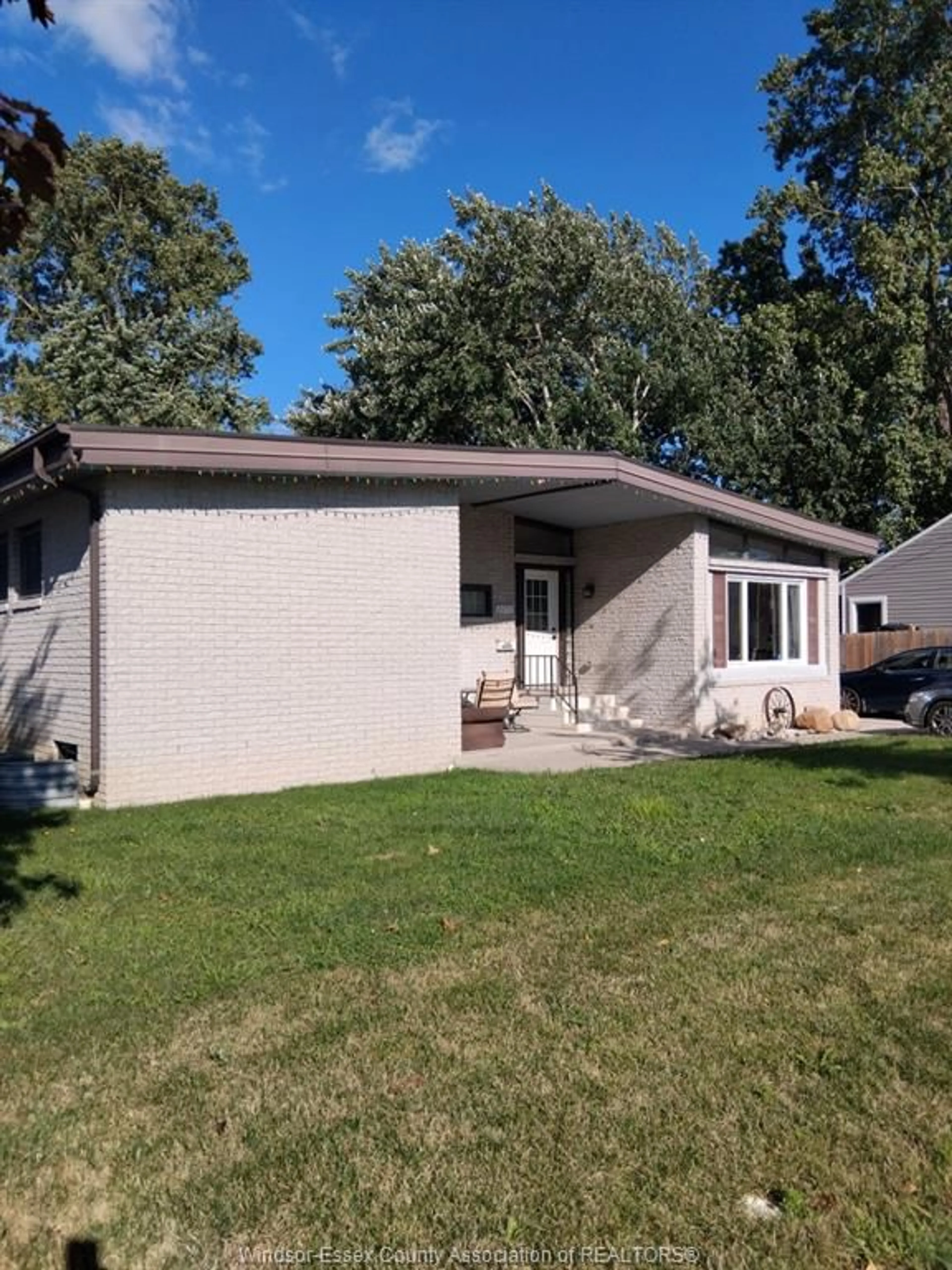 Frontside or backside of a home, cottage for 2250 DOMINION Blvd, Windsor Ontario N9B 3J2