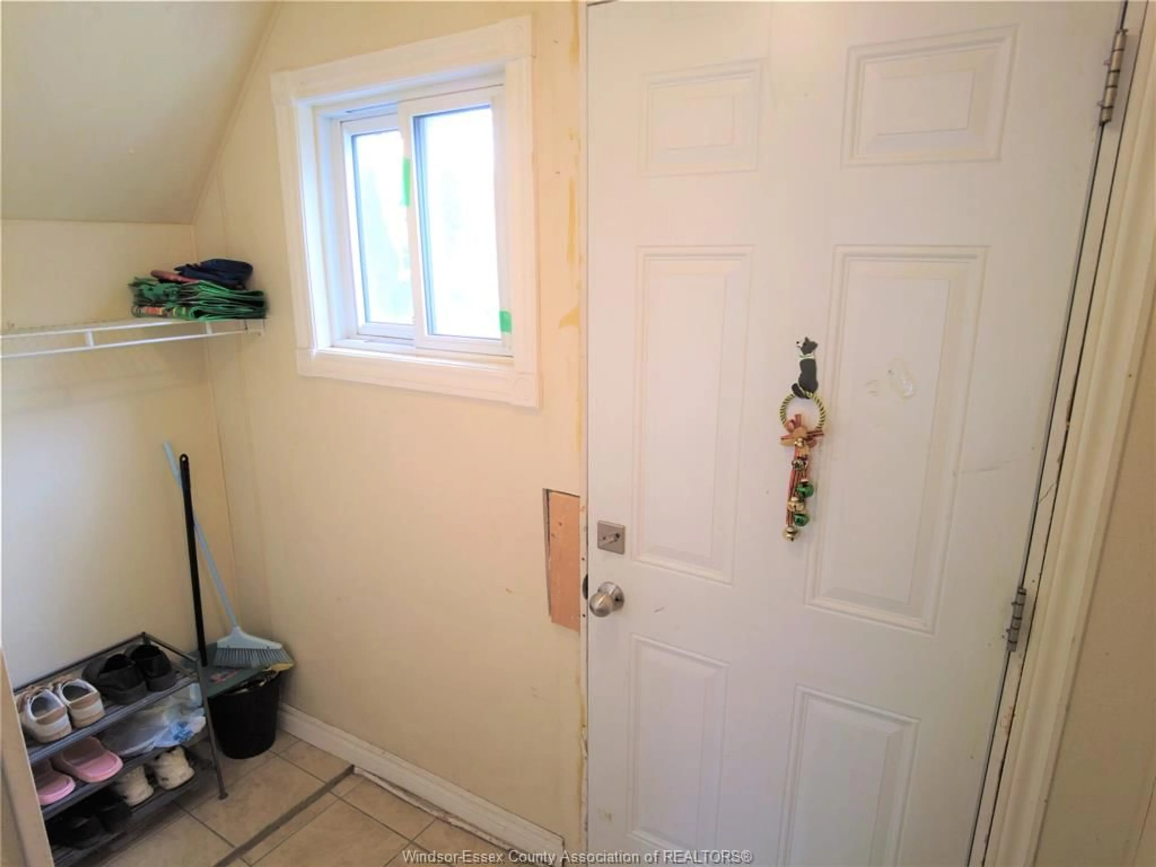 Indoor entryway for 396 JOSEPHINE, Windsor Ontario N9B 2L1