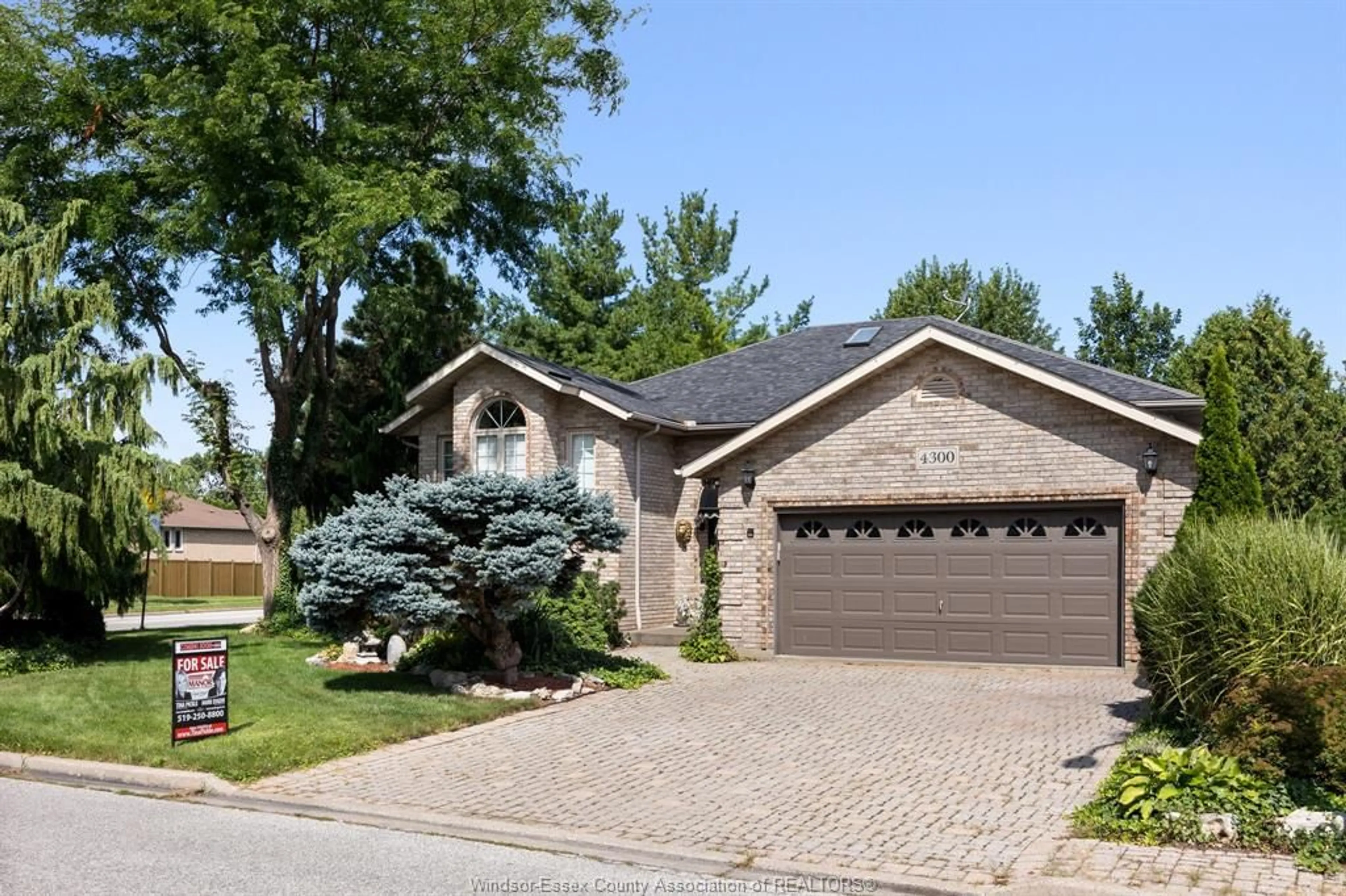 Home with brick exterior material for 4300 GOLFCOURSE Cres, Windsor Ontario N9G 2P4