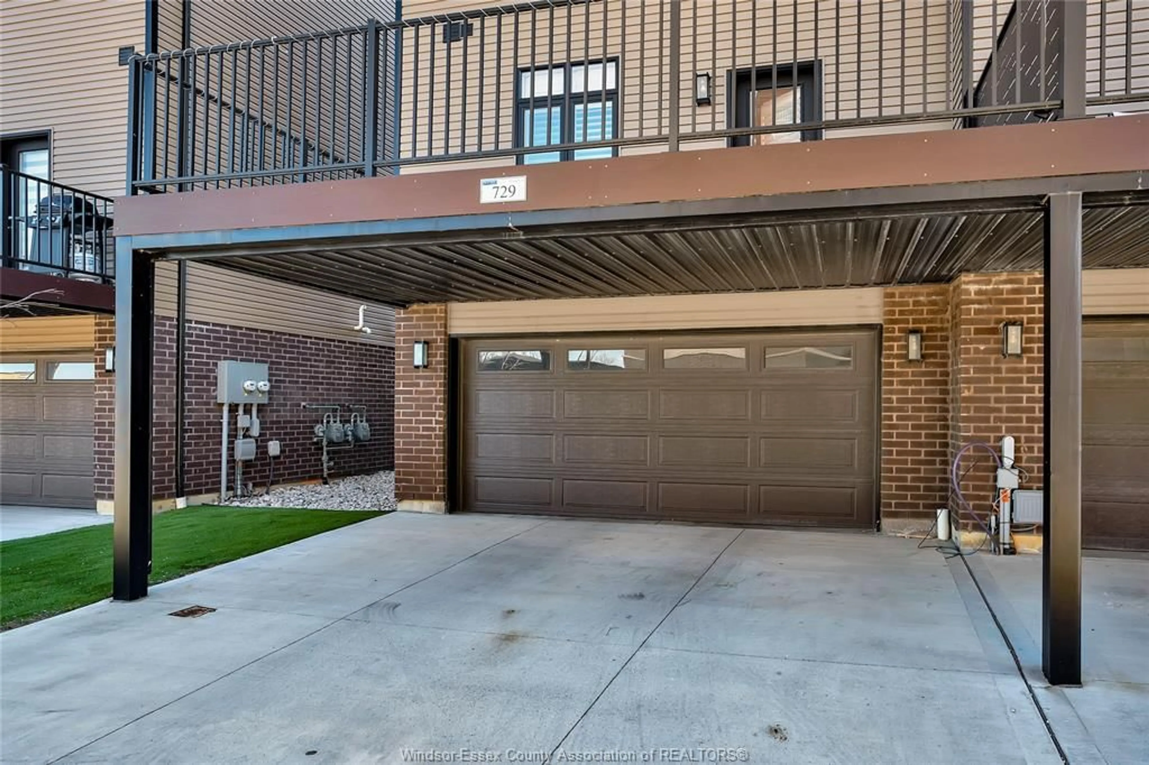 Indoor garage, cement floor for 729 BROWNSTONE Dr, Lakeshore Ontario N8N 2L9