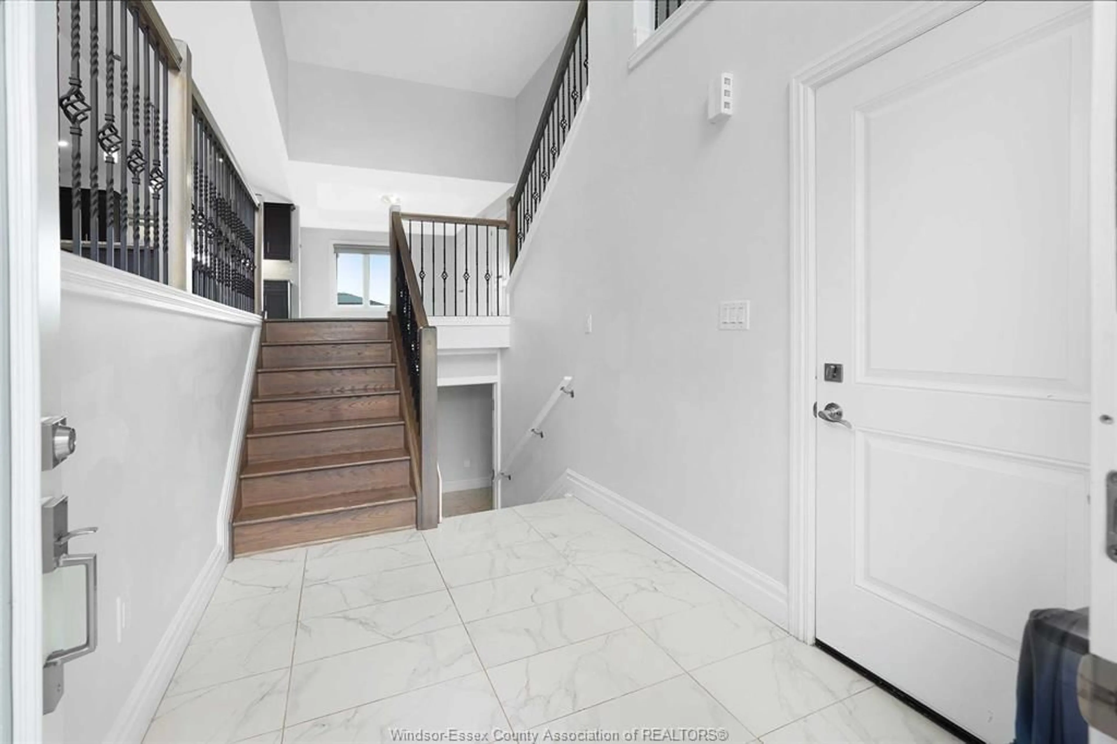 Indoor foyer, cement floor for 23 NOBLE, Amherstburg Ontario N9V 0G8