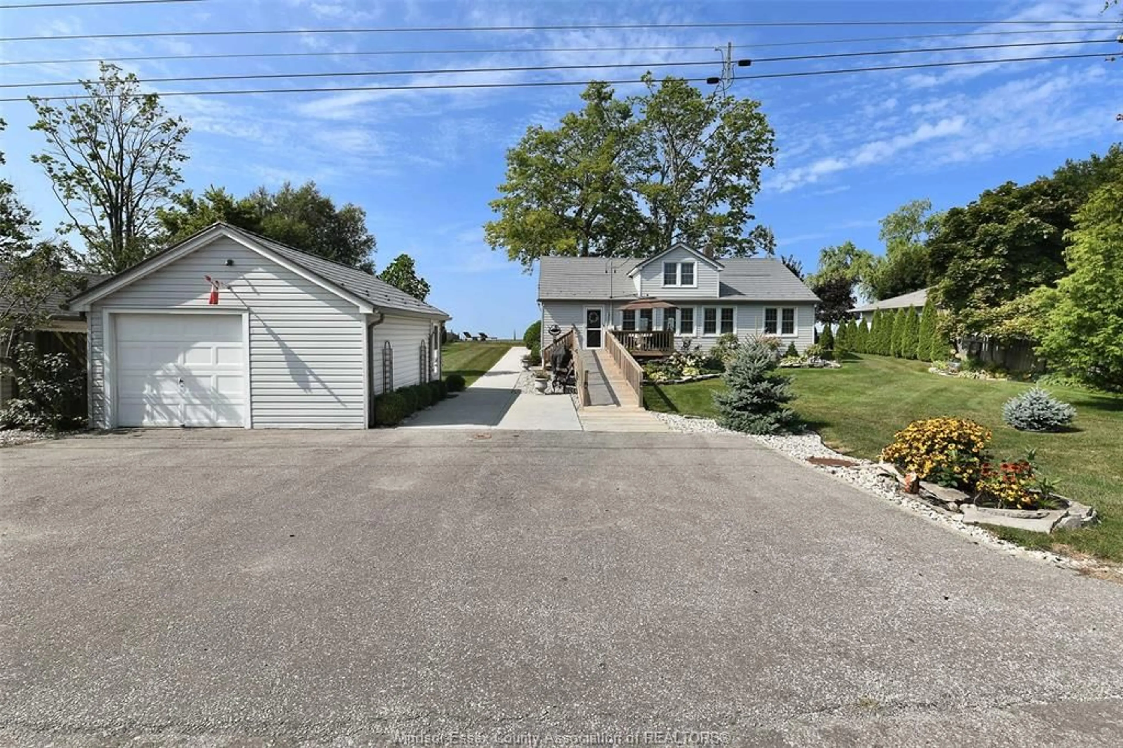 Frontside or backside of a home, the street view for 818 POINT PELEE Dr, Leamington Ontario N8H 3V4