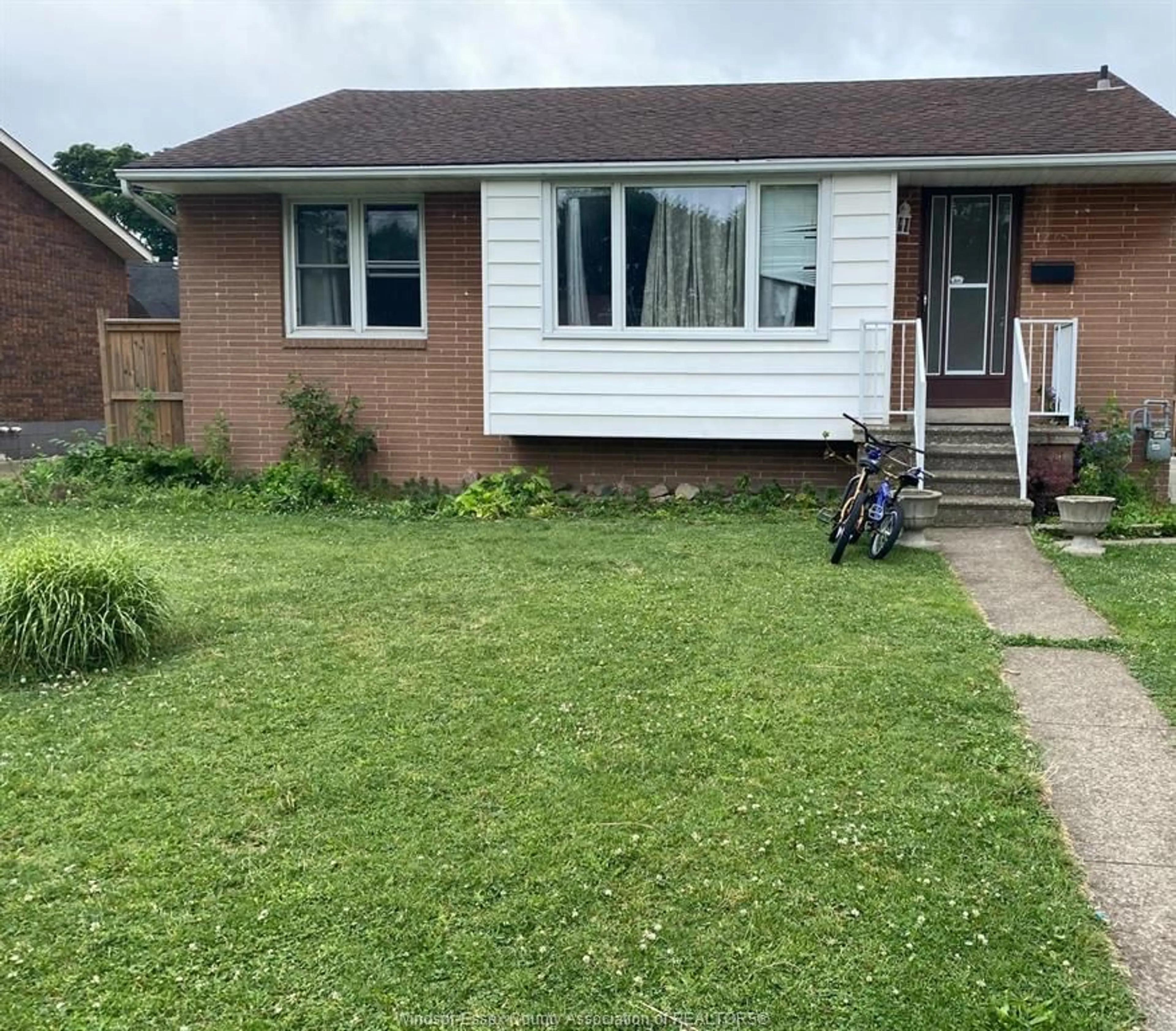 Frontside or backside of a home, cottage for 1275 DOT Ave, Windsor Ontario N9C 3H9