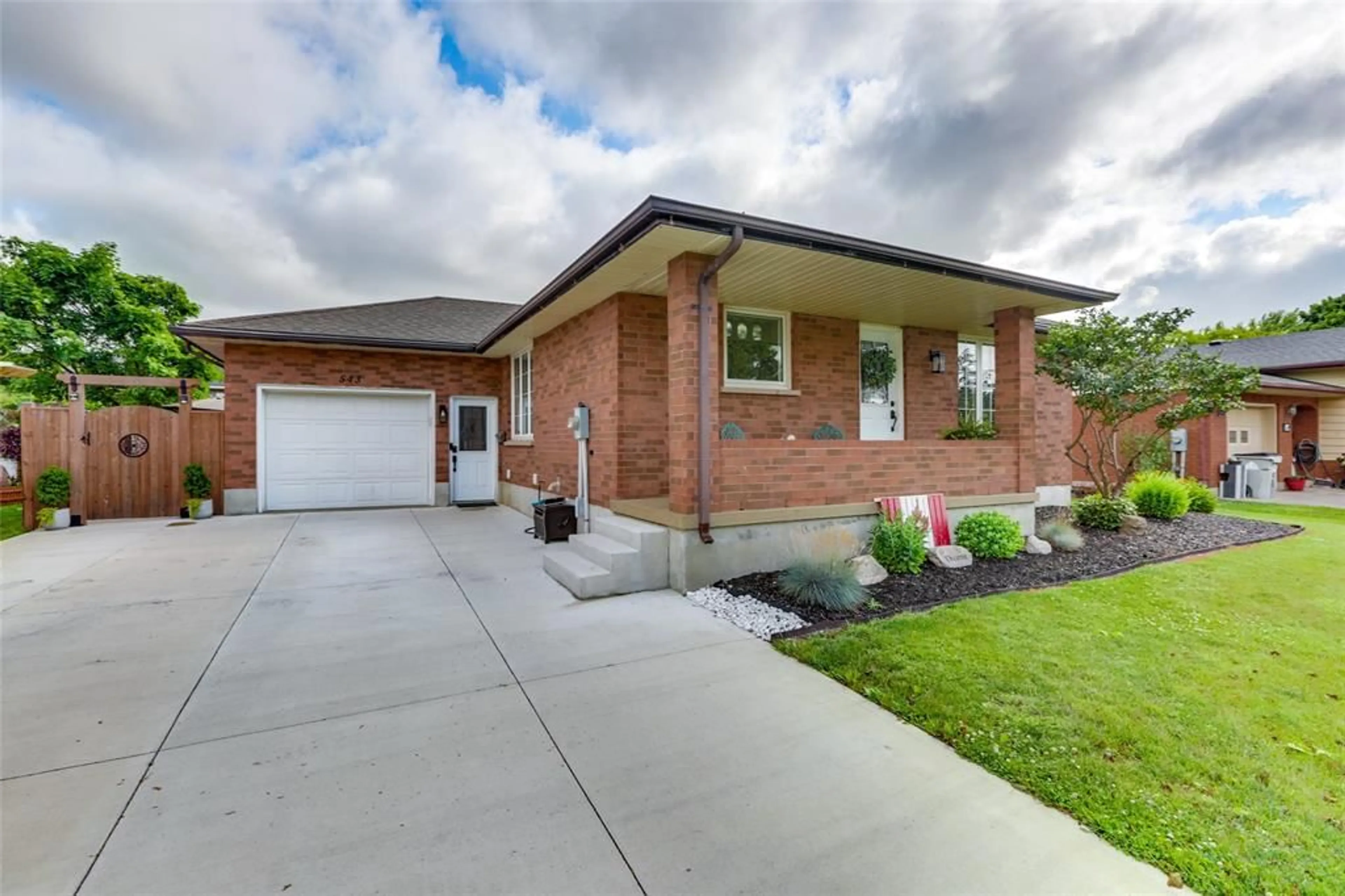 Home with brick exterior material for 543 MCGREGOR St, Warwick-Watford Ontario N0M 2S0