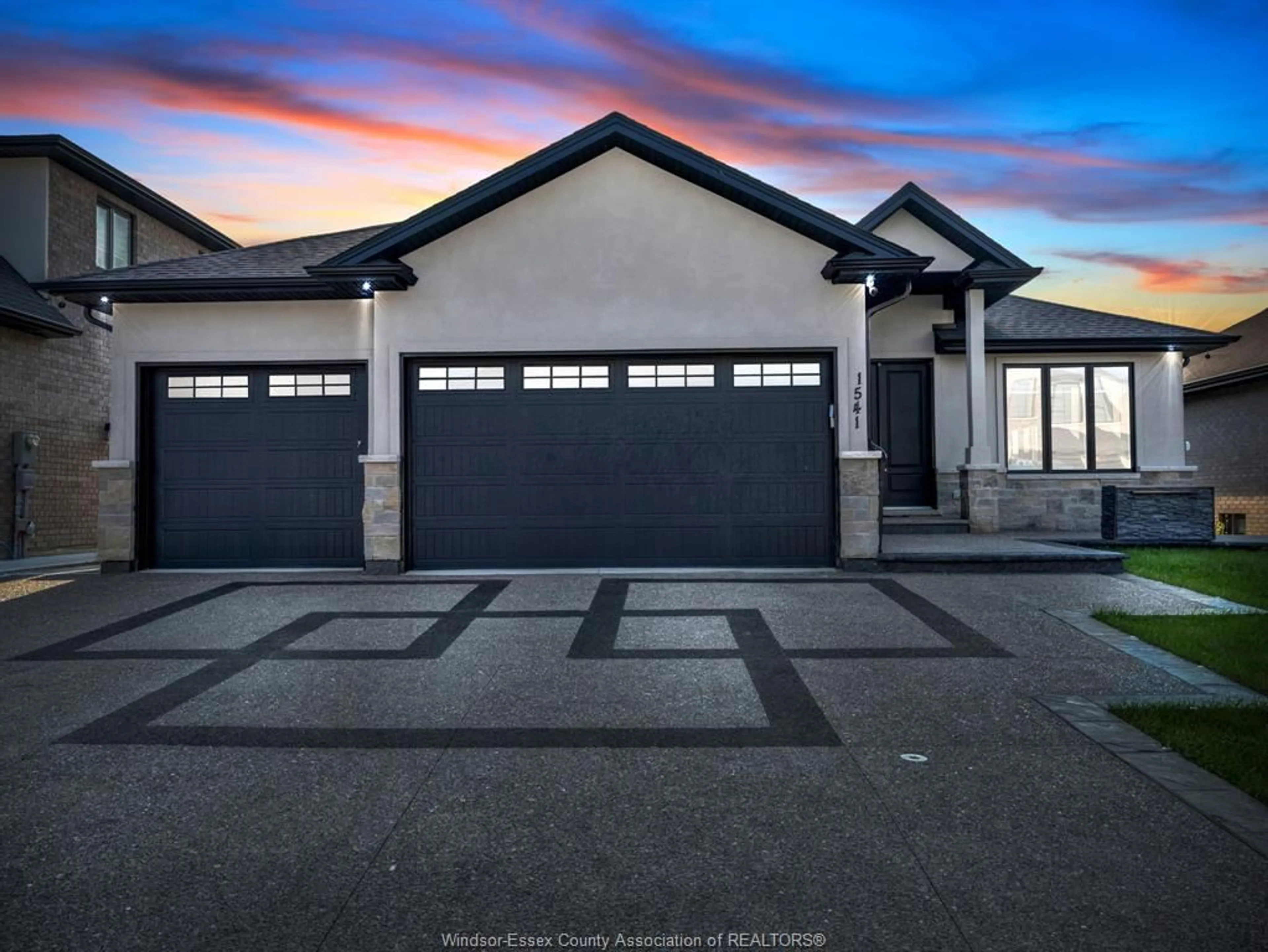 Indoor garage, cement floor for 1541 CLEARWATER Ave, Windsor Ontario N8P 0E9