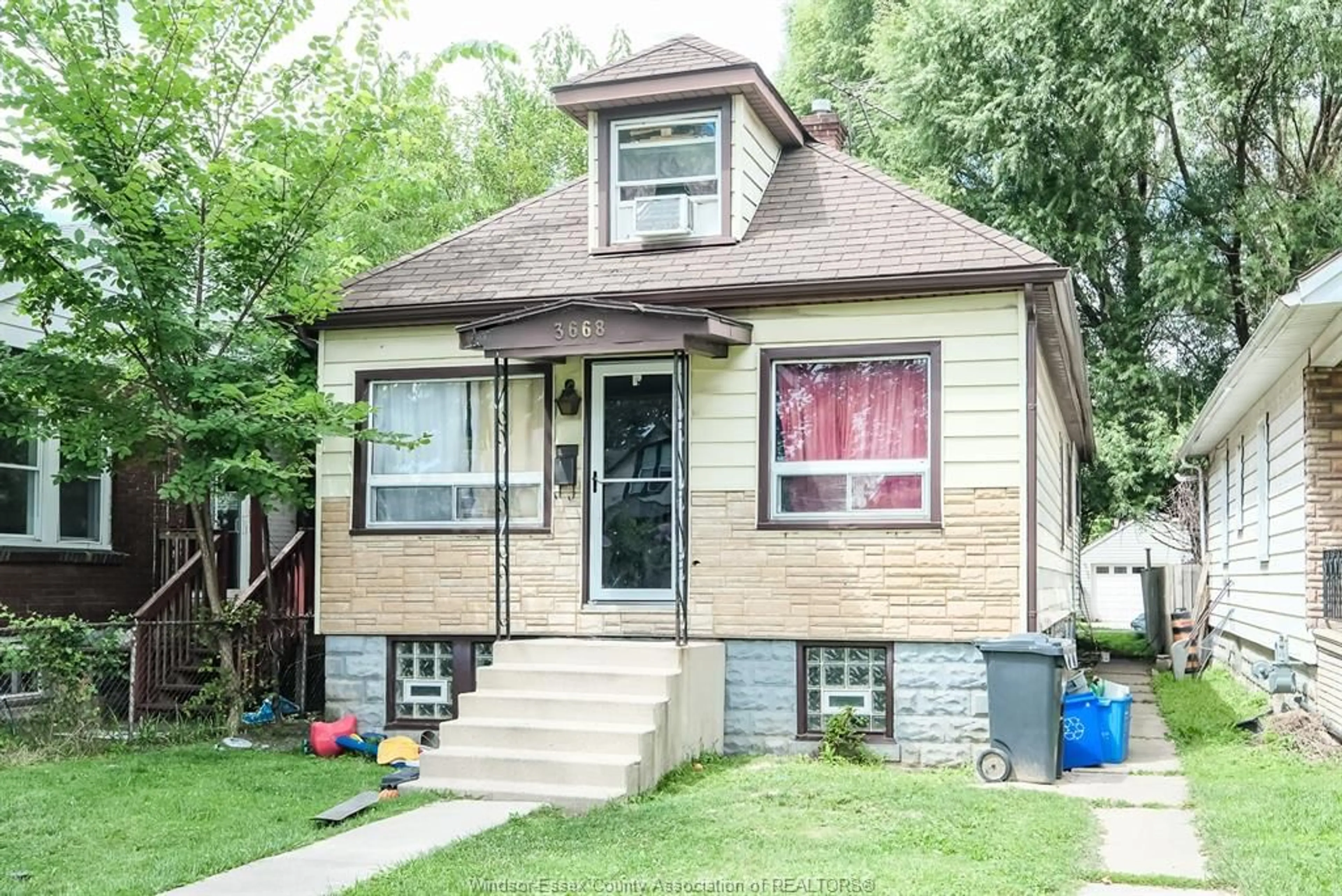 Frontside or backside of a home, cottage for 3668 KING, Windsor Ontario N9C 1P5